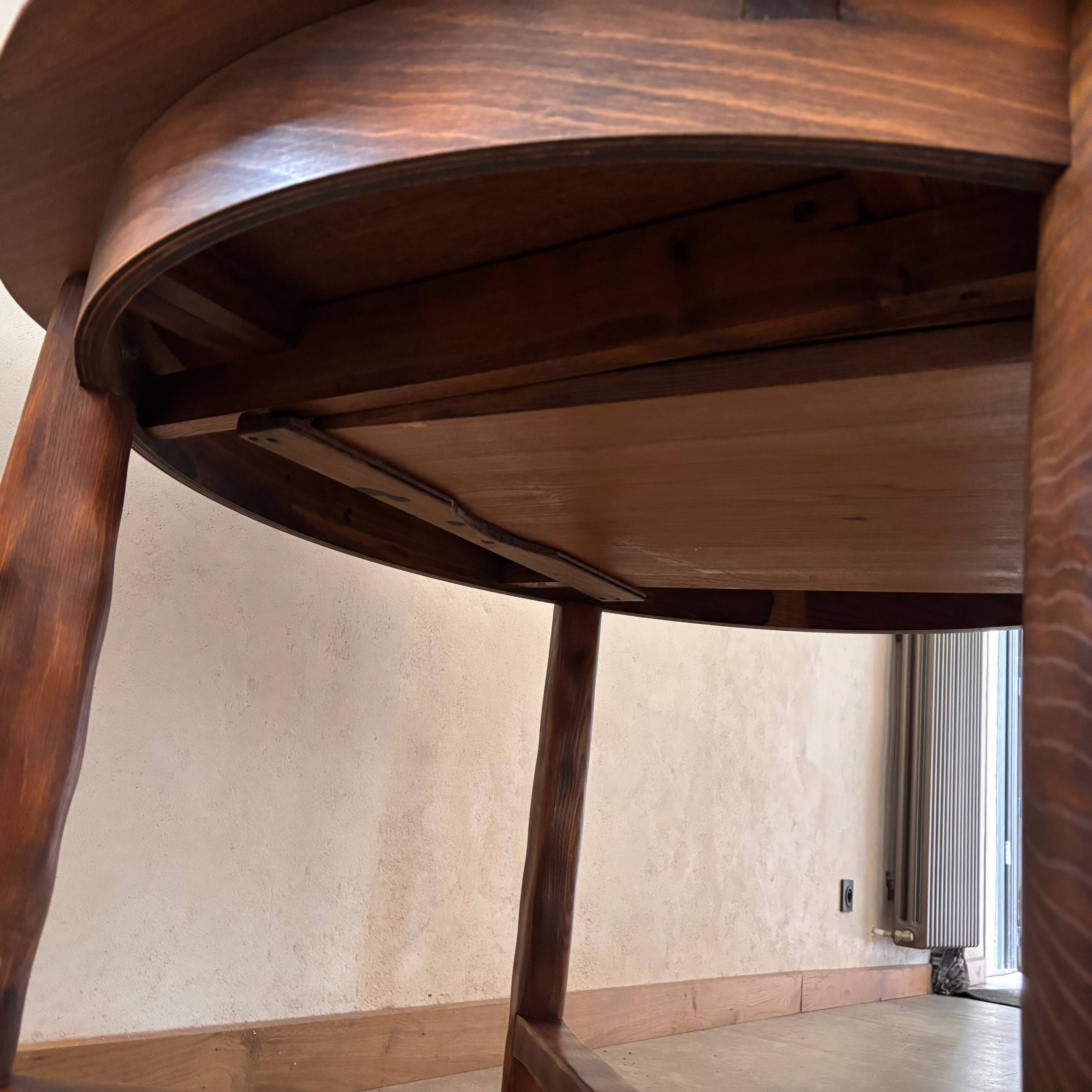 Extendable table with 8 chairs