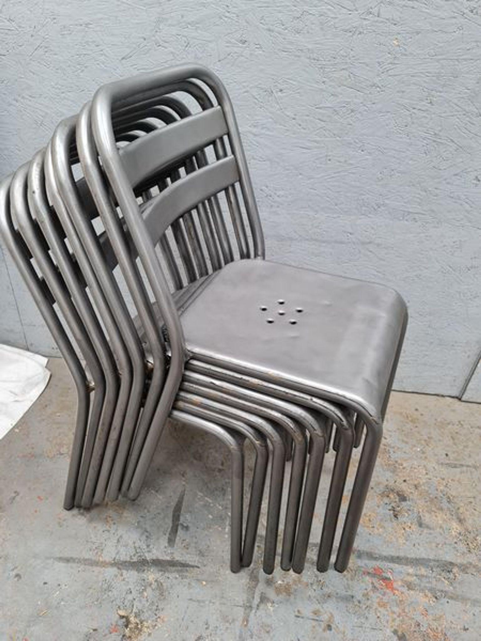 Série de six chaises Tolix patine graphite