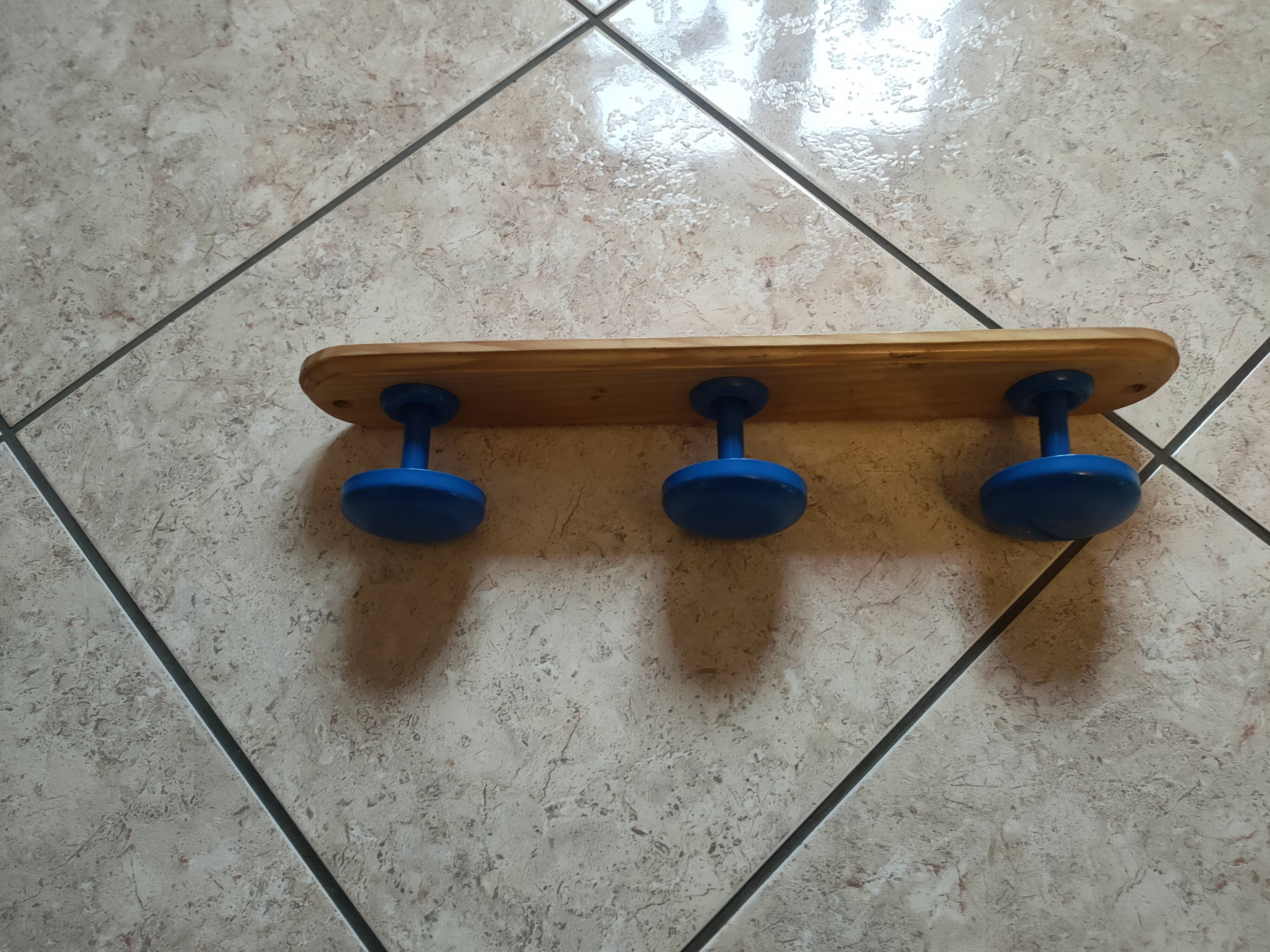 coat rack with 3 hooks