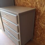 Asymmetrical cabinet compass feet