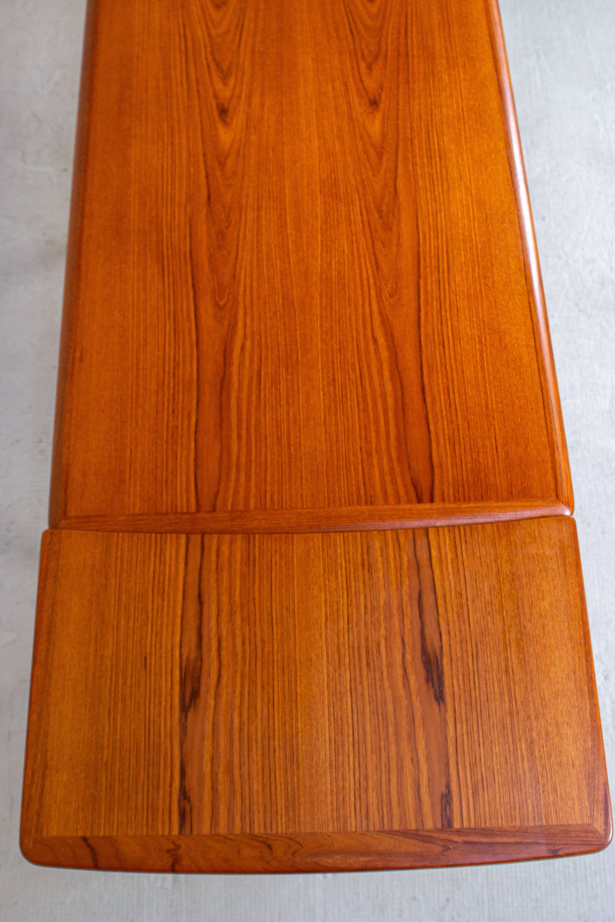 Dining table Svend Aaage Madsen in vintage teak, mid-century Danish from the 1960s.