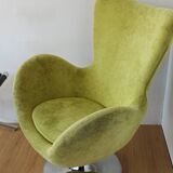 Bucket seat in chrome and green.