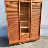 Curtain cabinet