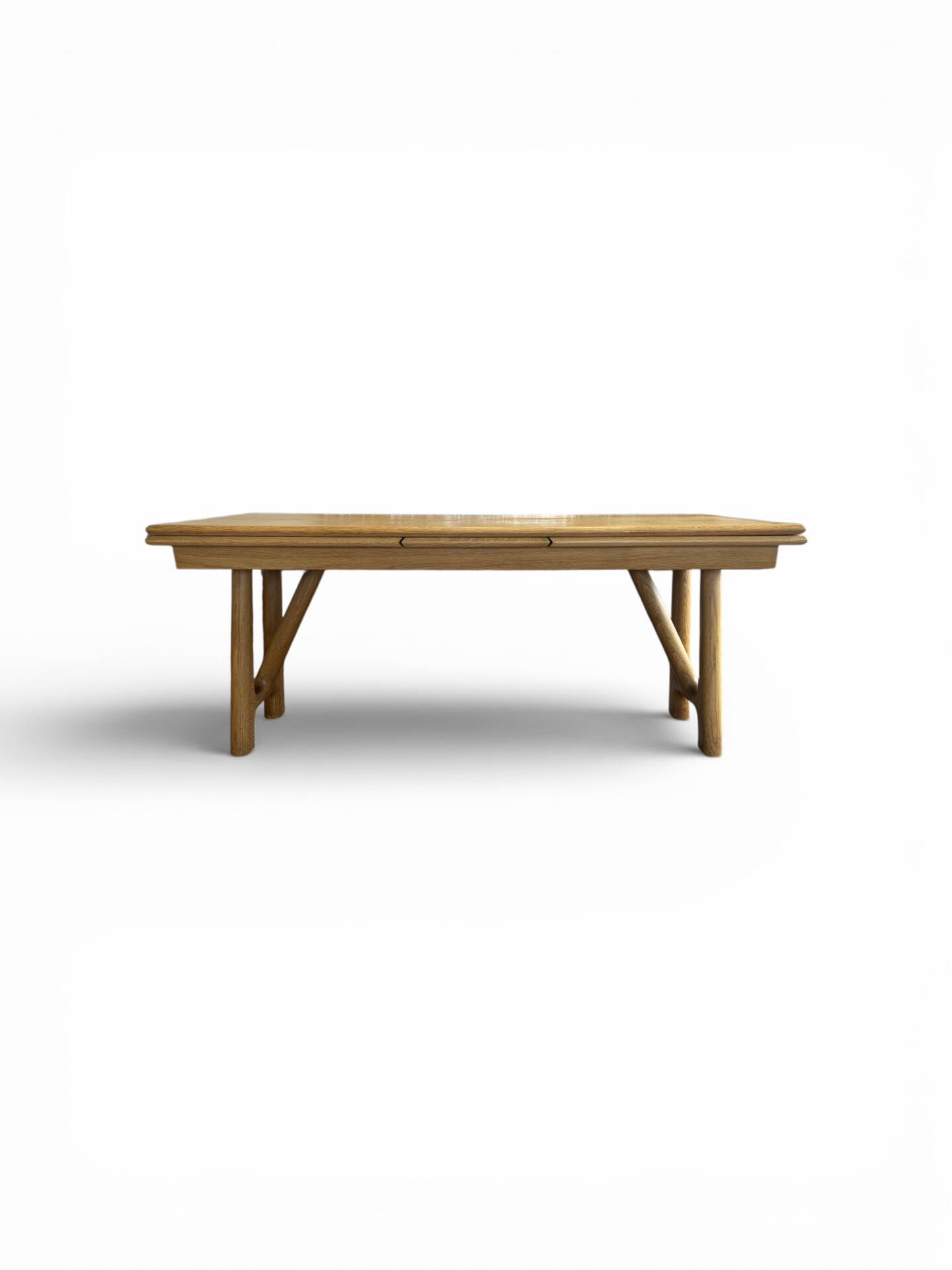 Table à rallonges en chêne par Guillerme & Chambron édition Votre Mais