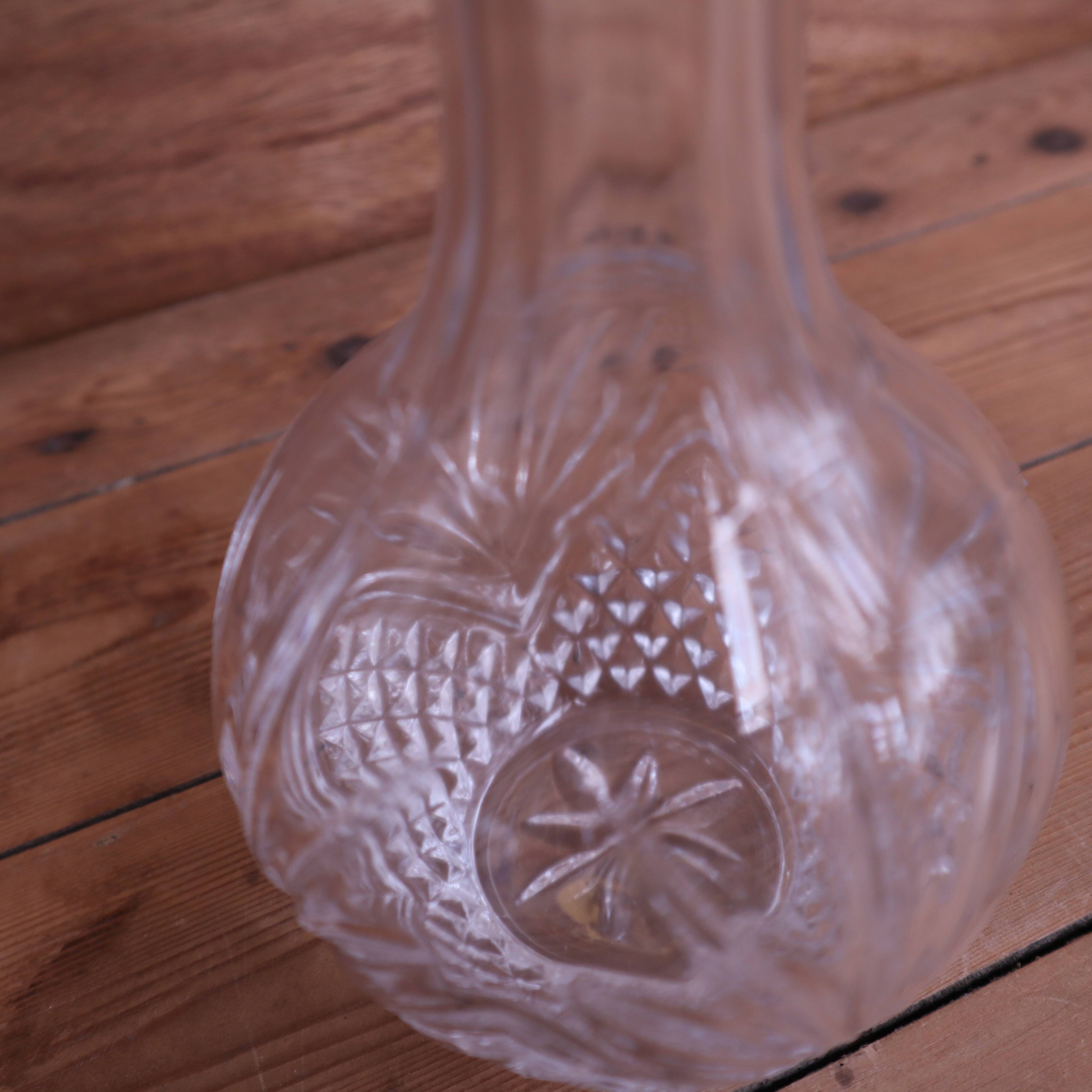 Carafe à vin en verre taillé avec son bouchon 24cm