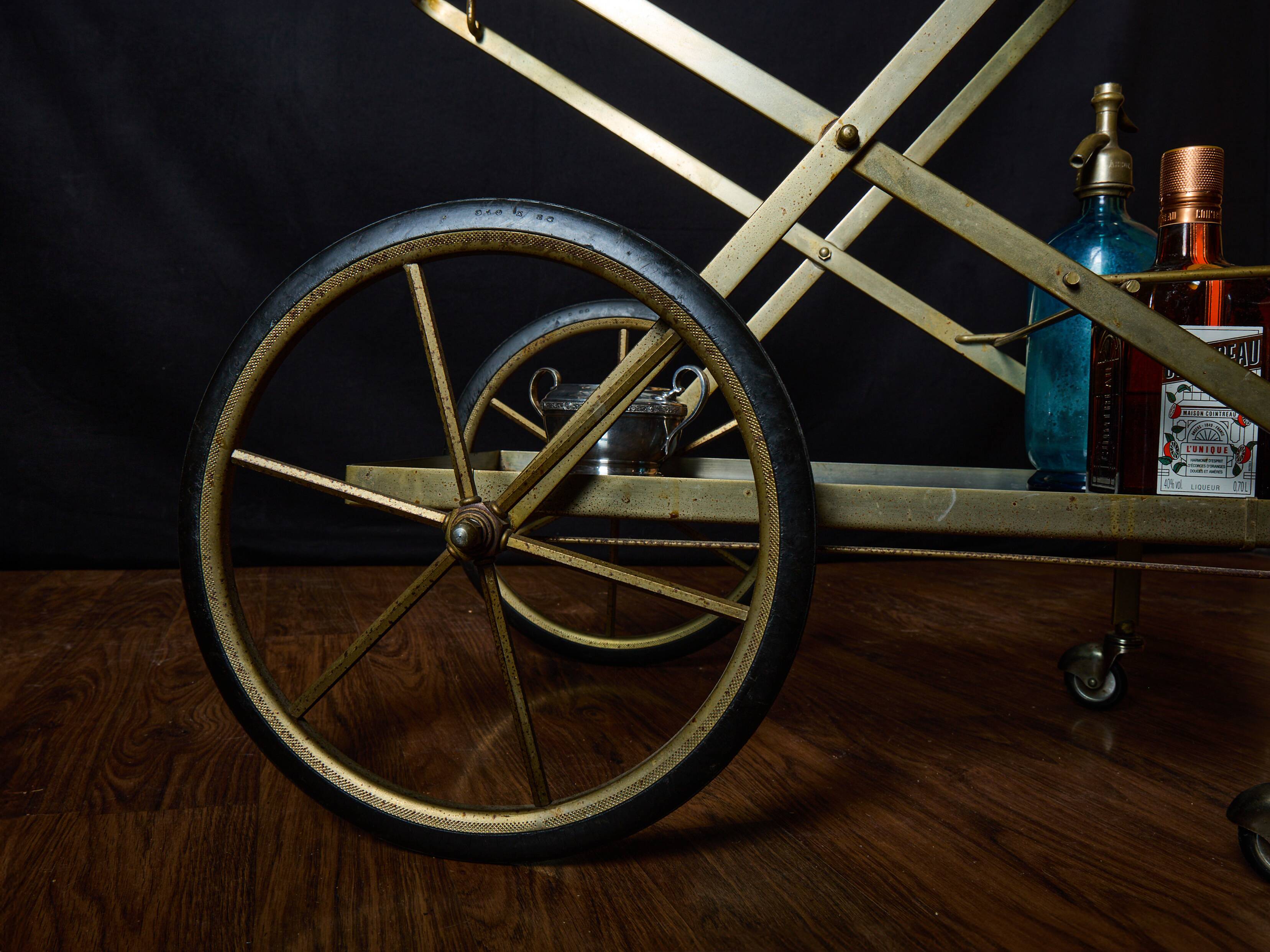 Vintage rolling trolley in gold metal & smoked glass – Retro elegance as