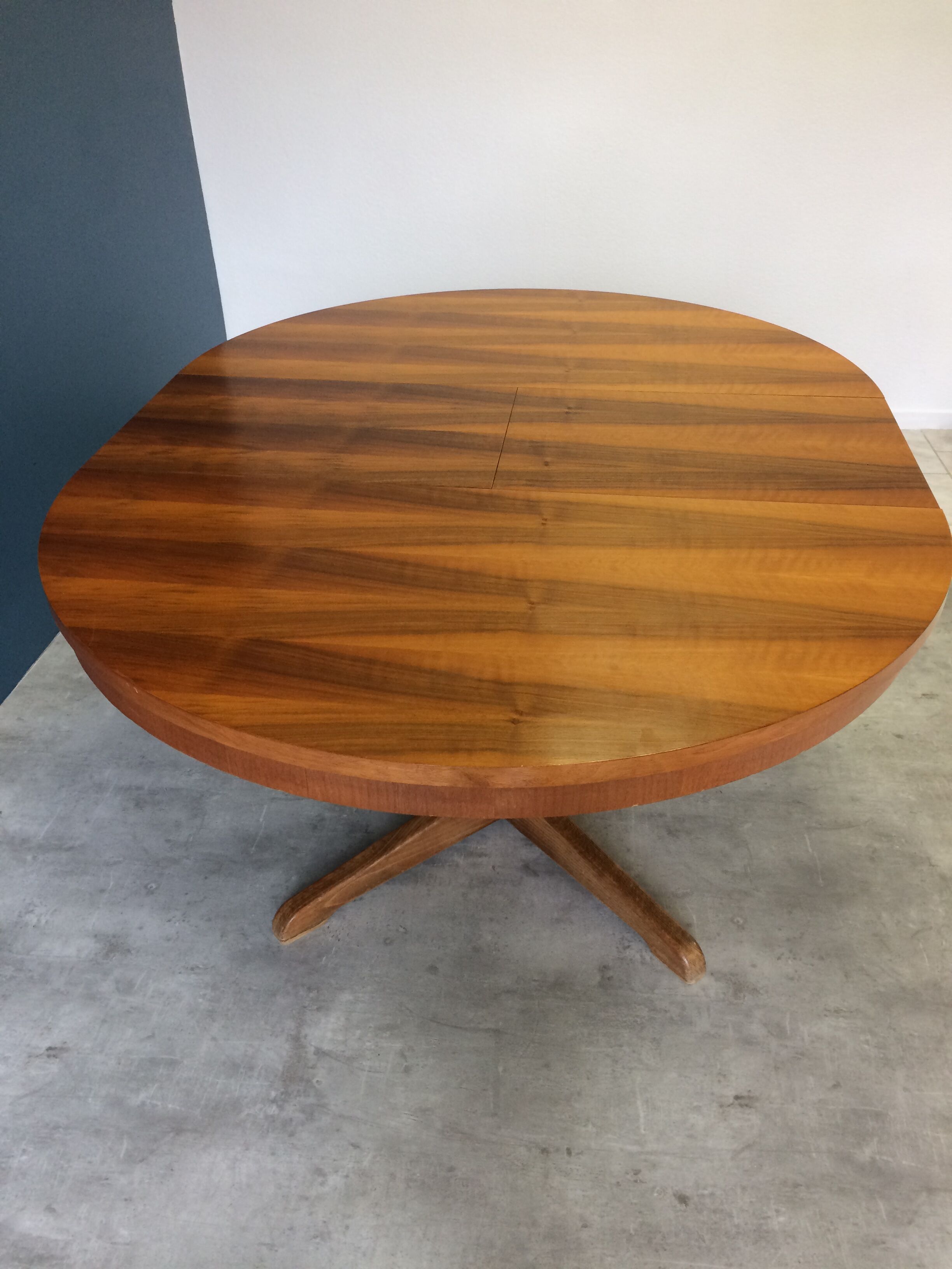 Extendable round table with butterfly leaf