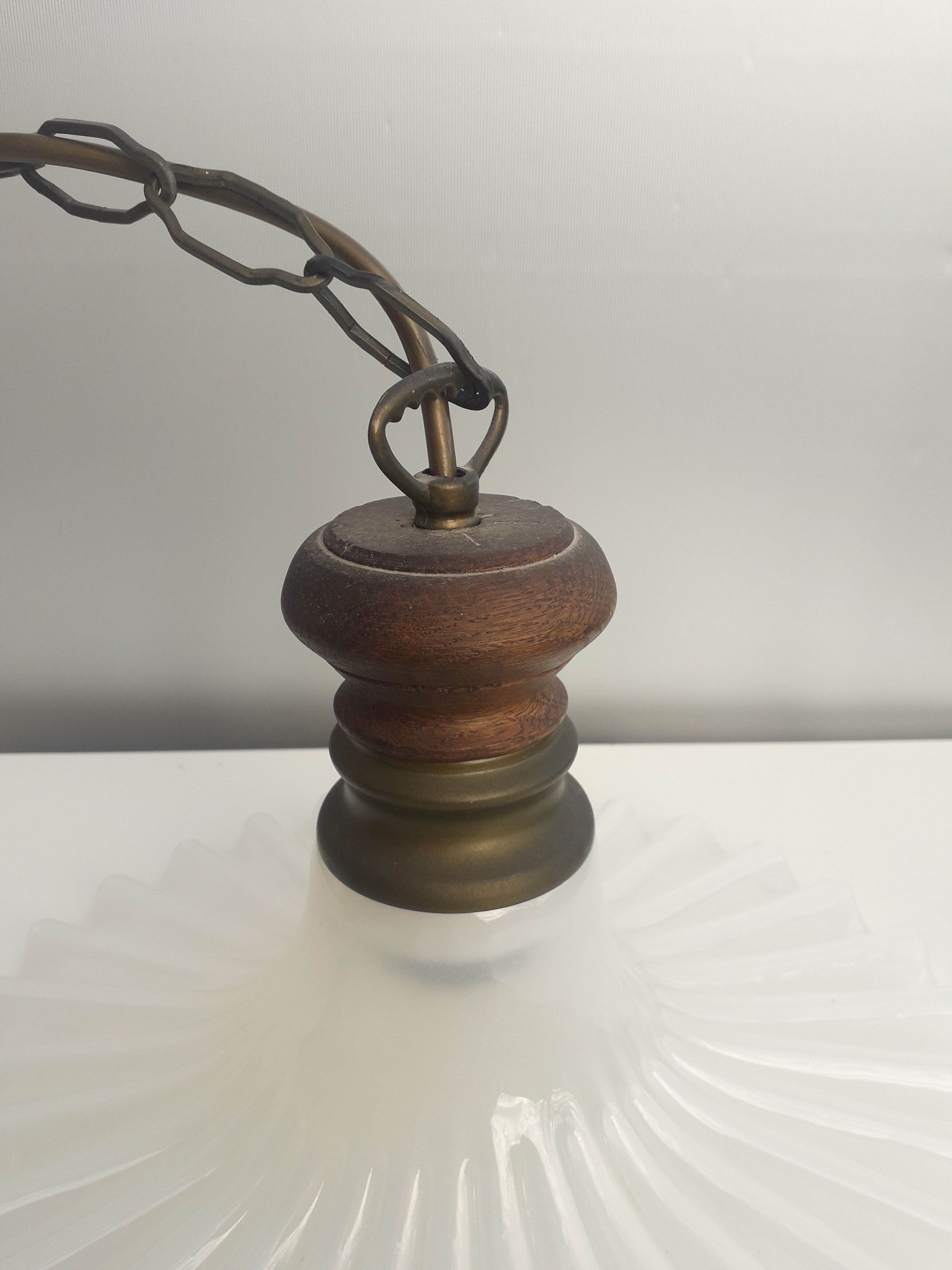 Lustre Suspendu Ancien Avec Abat-jour Dentelé – Pour Un Style Rétro Chic