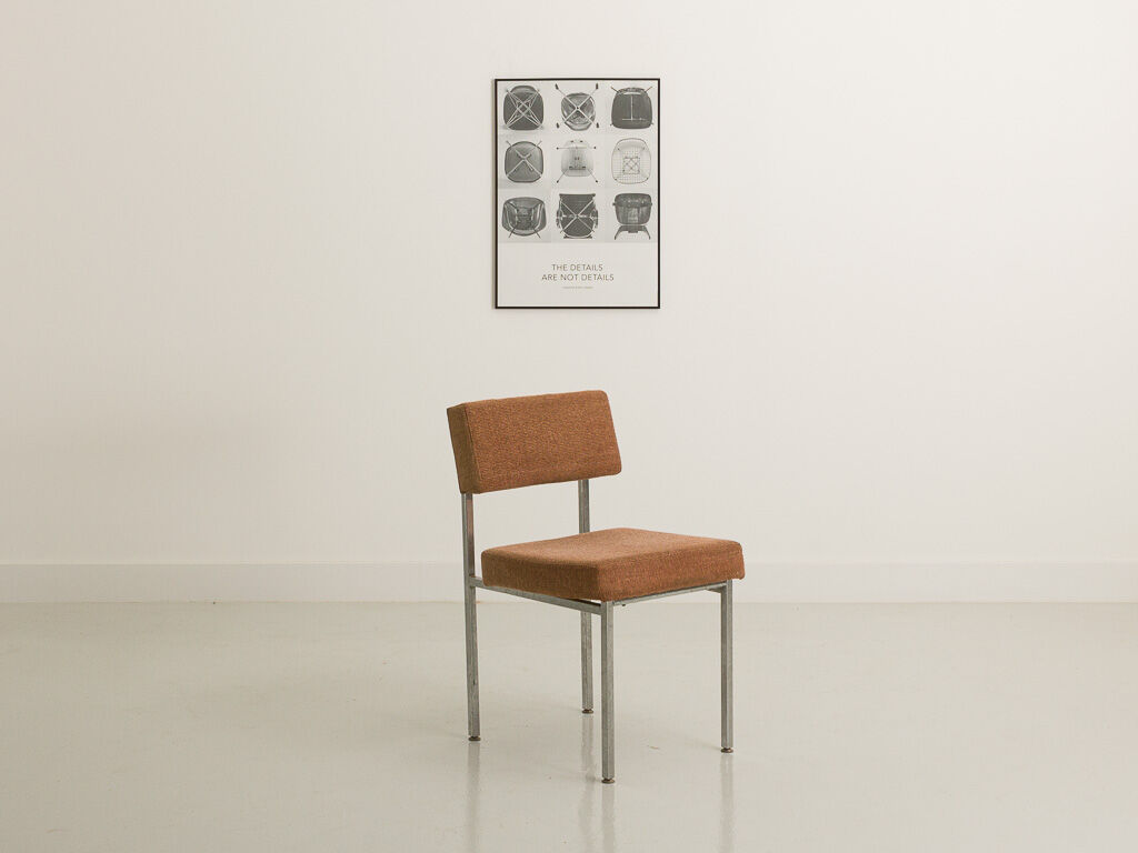 Chaise de bureau avec une structure en acier chromé et dossier large