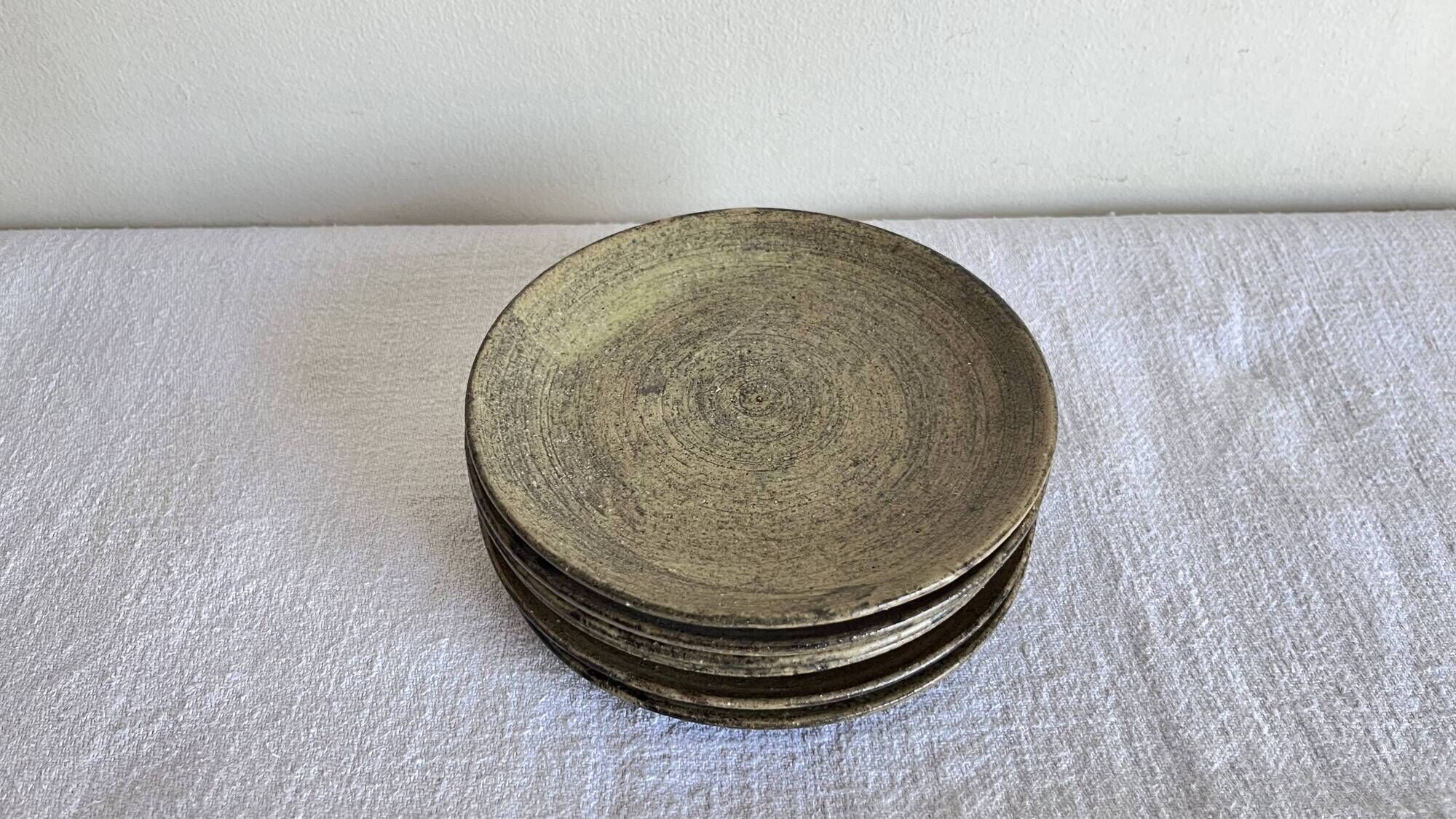 Set of 6 dessert plates in brutalist stoneware from the 1970s.