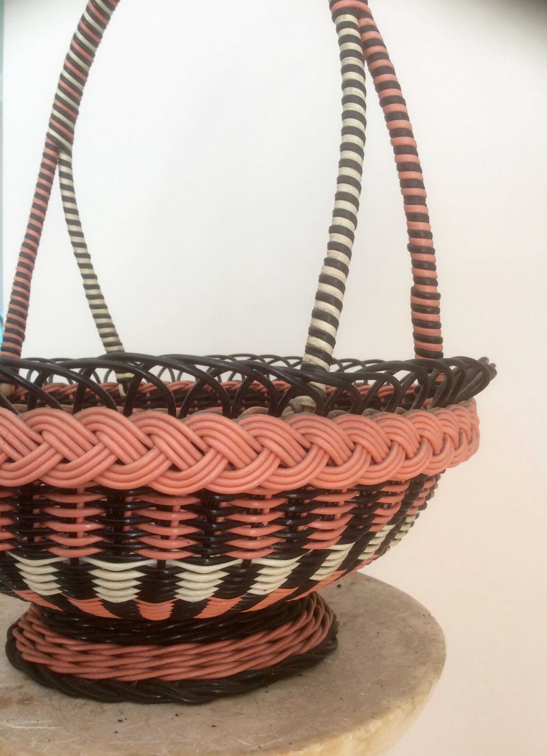 Corbeille en scoubidou vintage