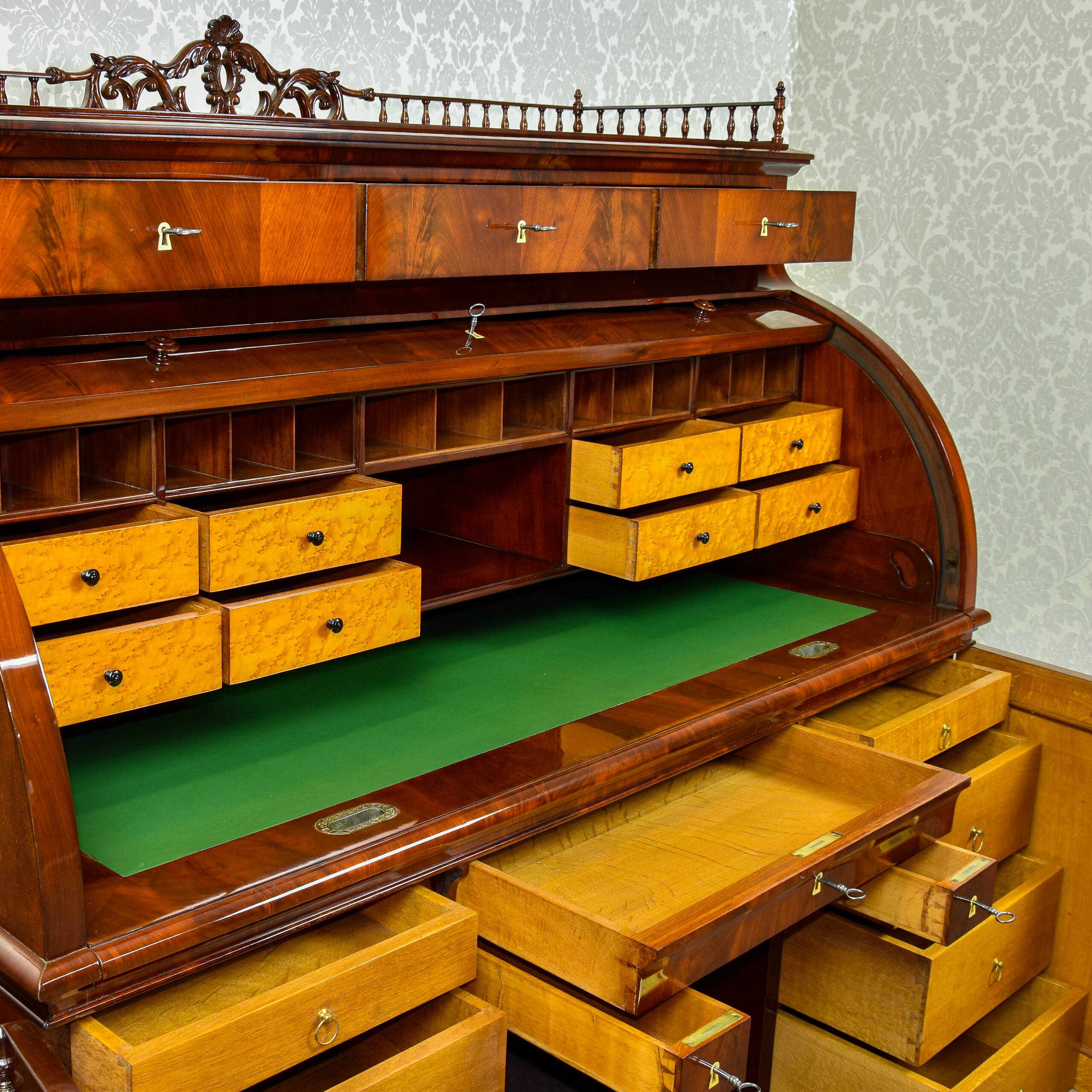 Large cylinder desk Louis-Philippe in mahogany and maple - 1840-1860