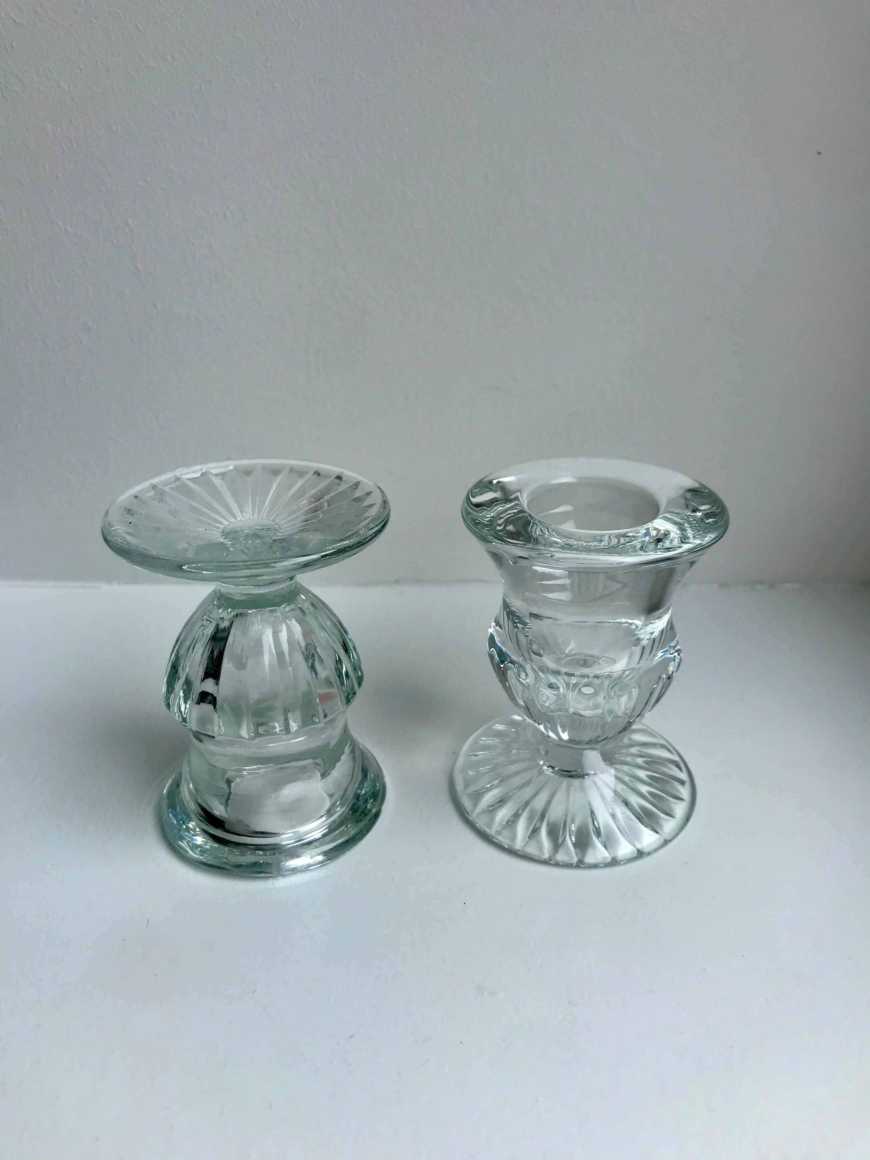 Paire de bougeoirs en verre moulé années 50-60