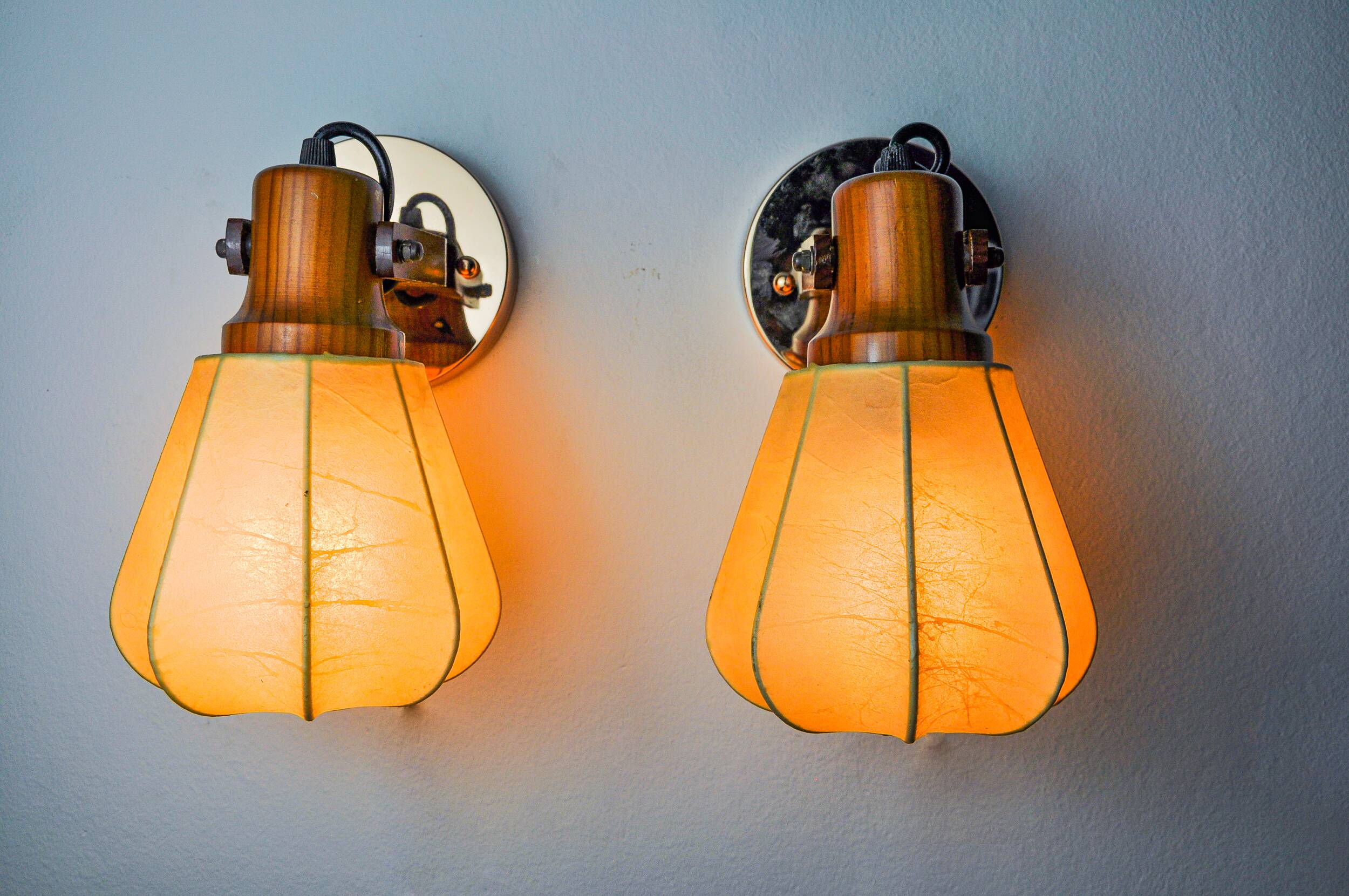 Pair of articulated "Cocoon" wall lights, resin and pine, Italy, 1970