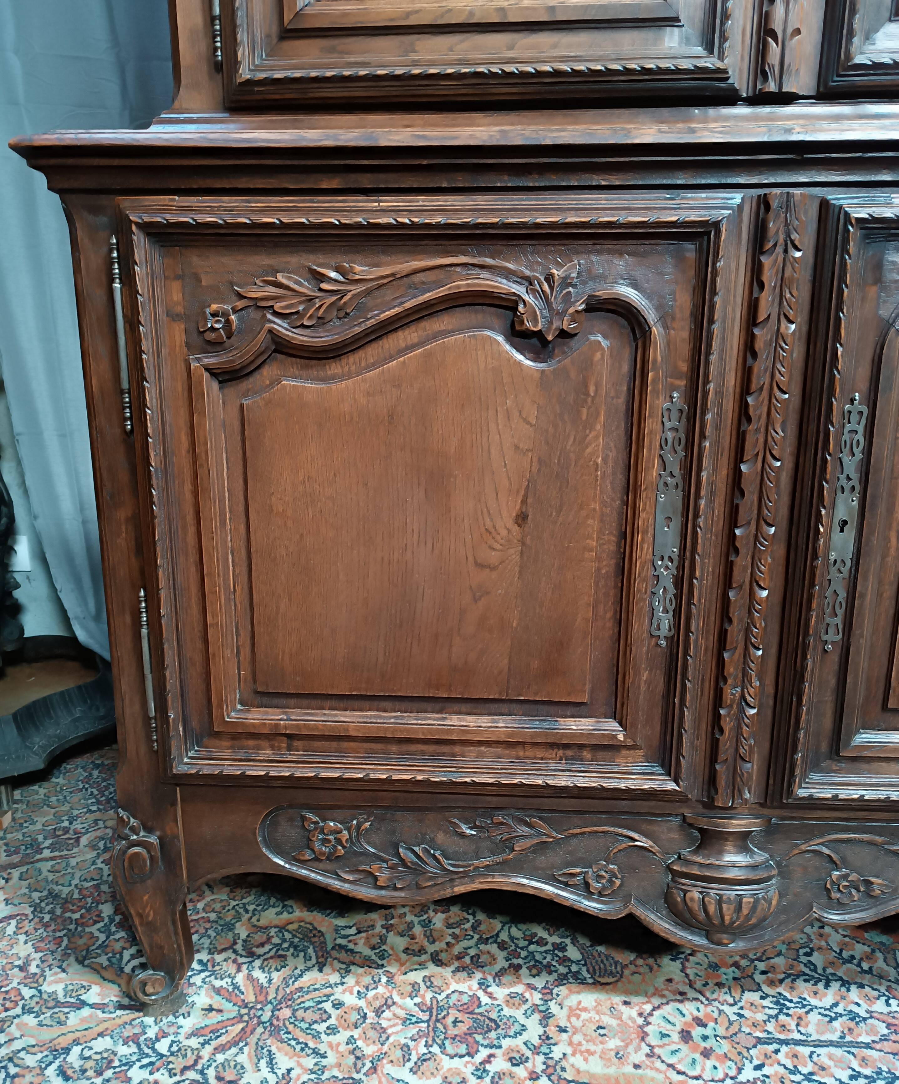 Louis XV buffet in carved oak