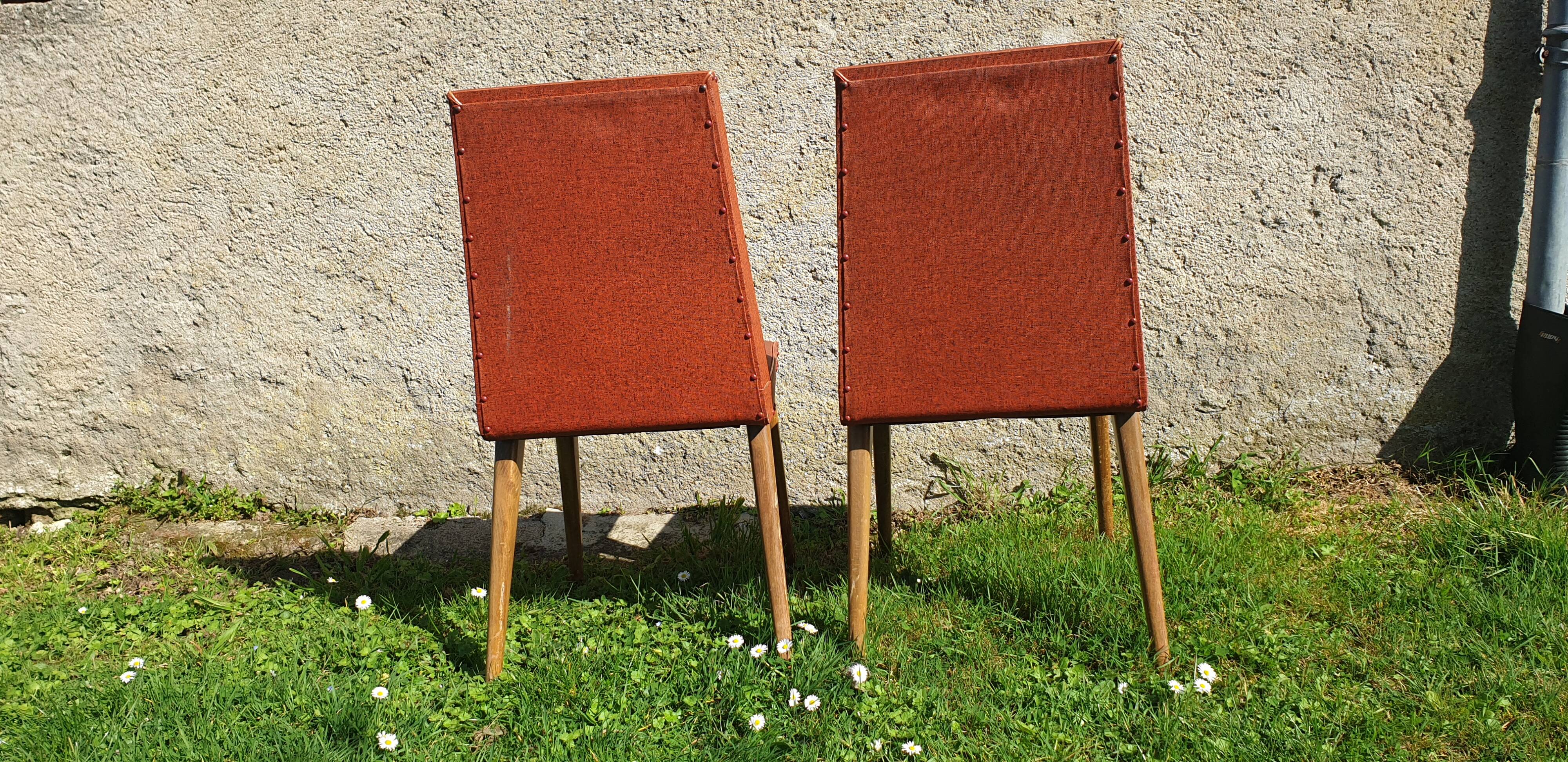 Pair of 1950s lounge chairs in oak and red moleskin.