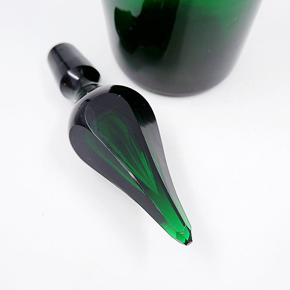 Green glass carafe from the 19th century - England, circa 1870.
