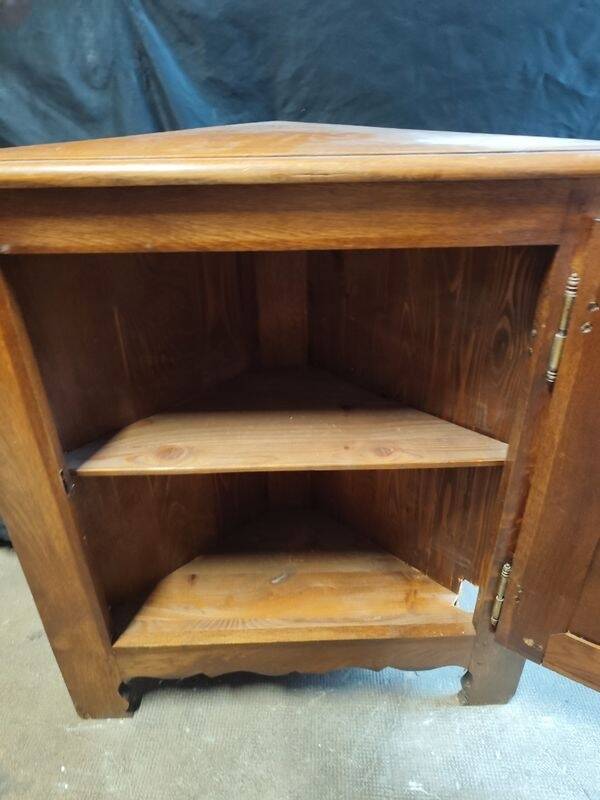 Corner wardrobe in solid wood rustic style