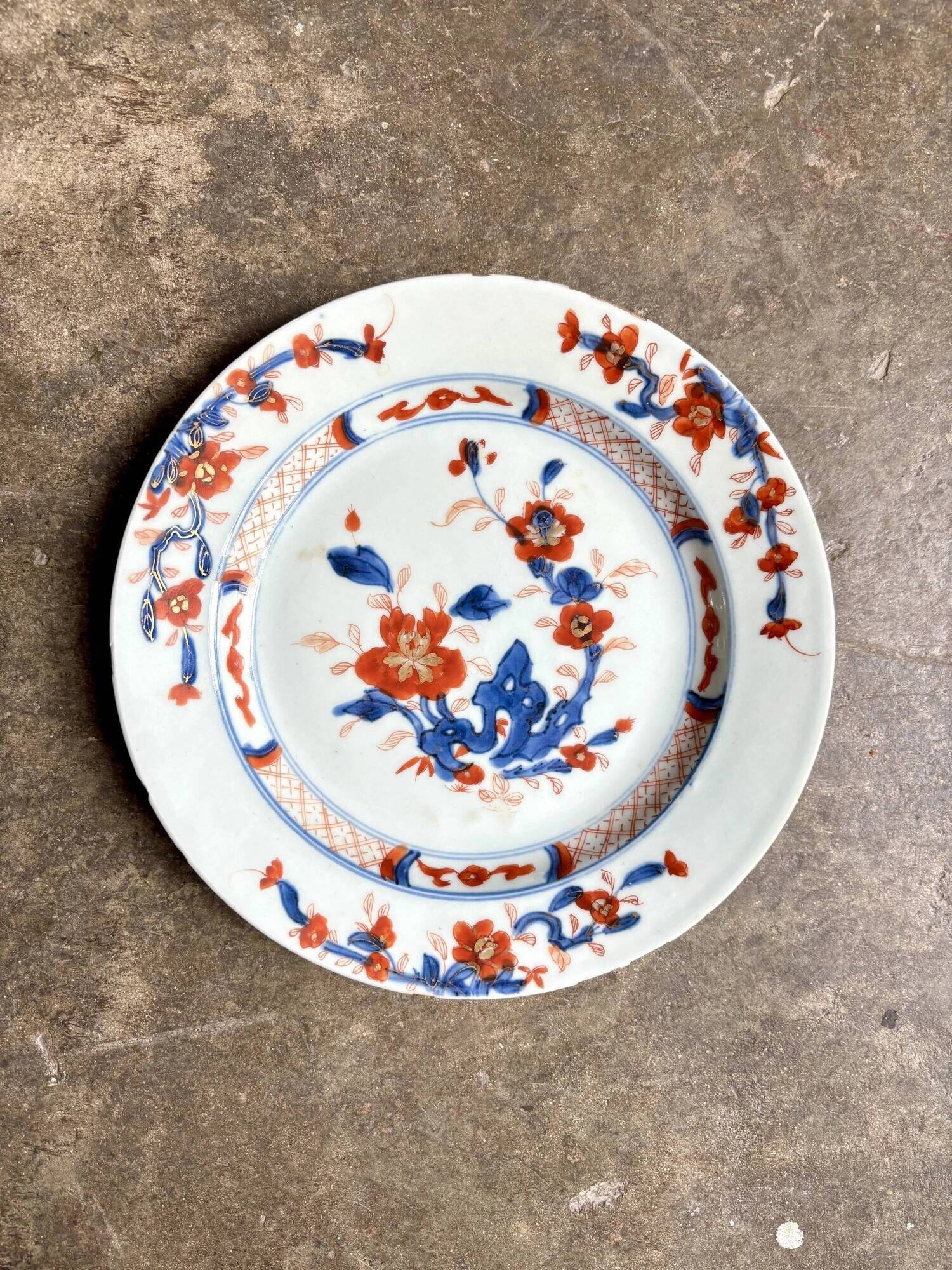Compagnie des Indes porcelain flat plate with hand-painted Imari decoration, 18th century, no. 2