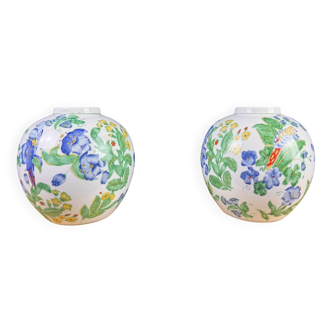Paire de vases boules en porcelaine aux oiseaux et fleurs, Chine vers 1900