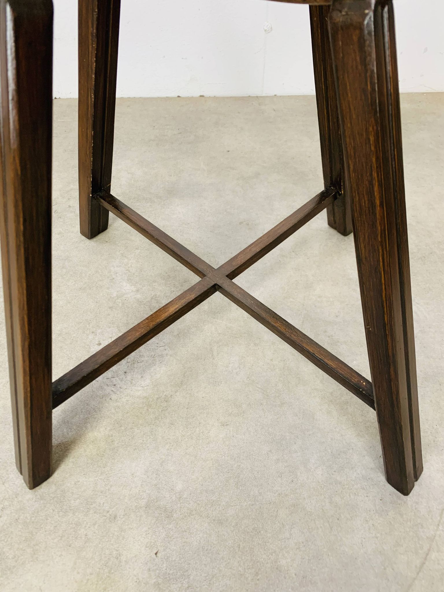 Table d’appoint en bois et verre, Italie, années 60, guéridon