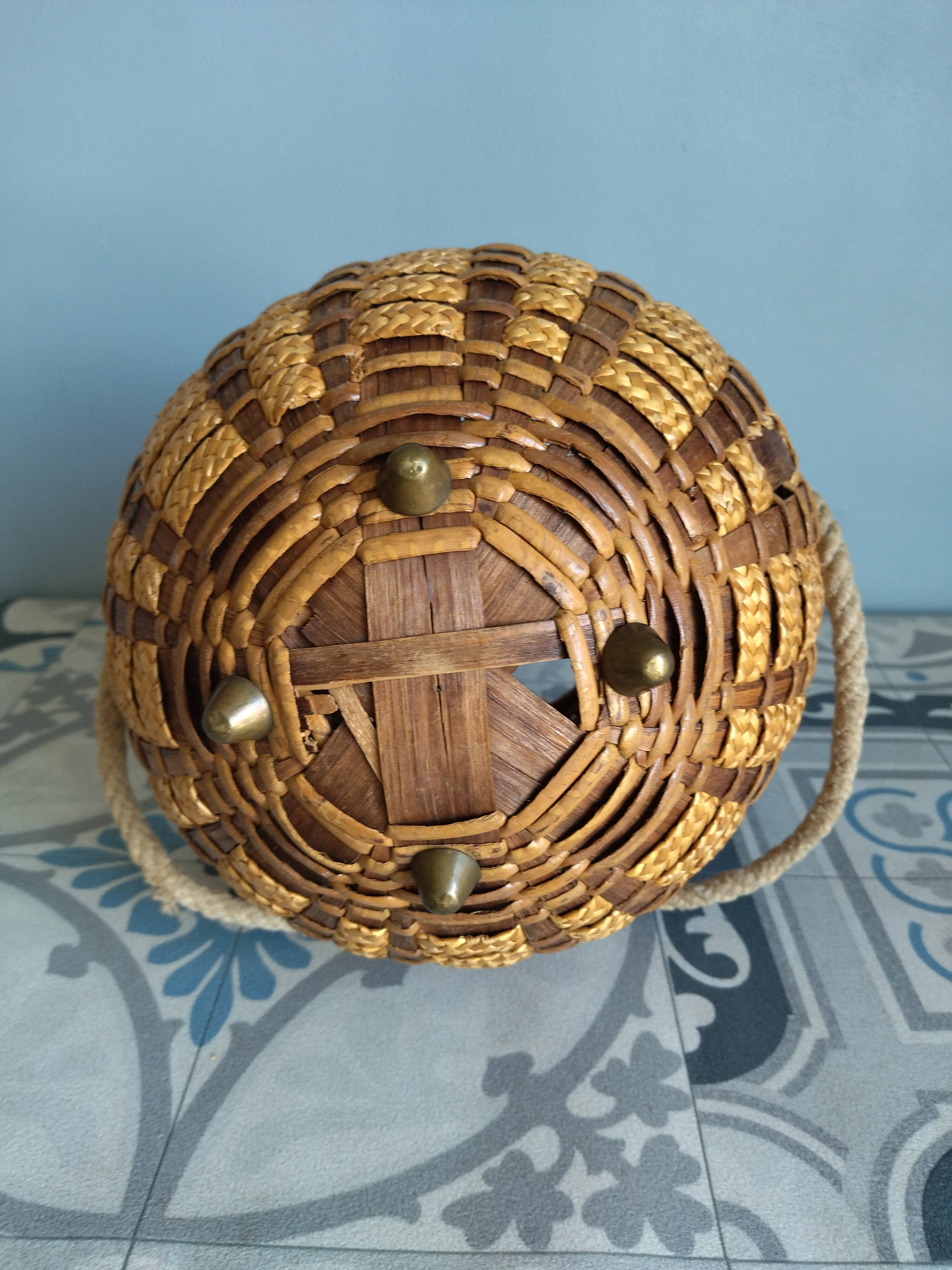 Wicker/rattan basket with handles