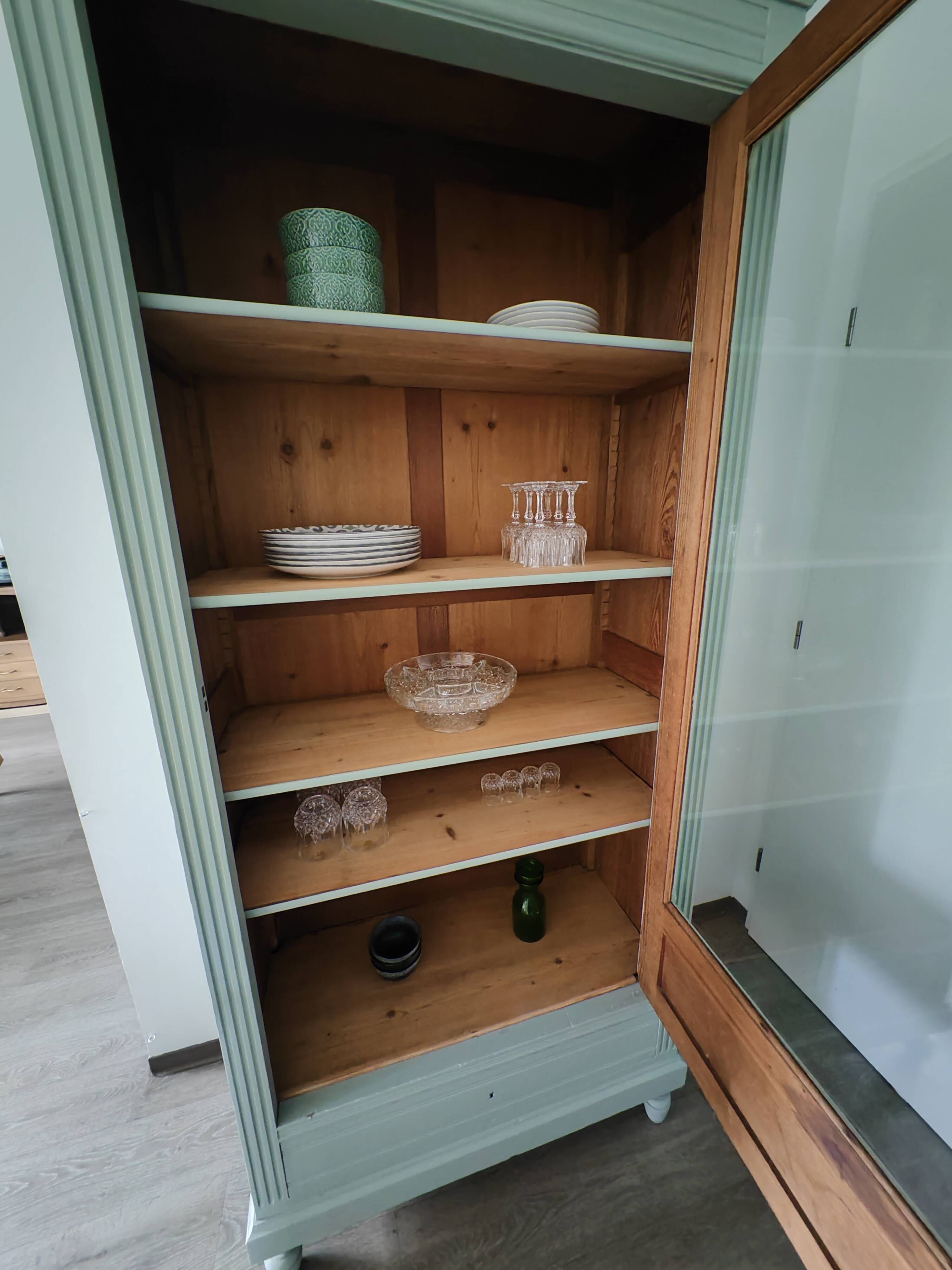 Armoire vitrée parisienne