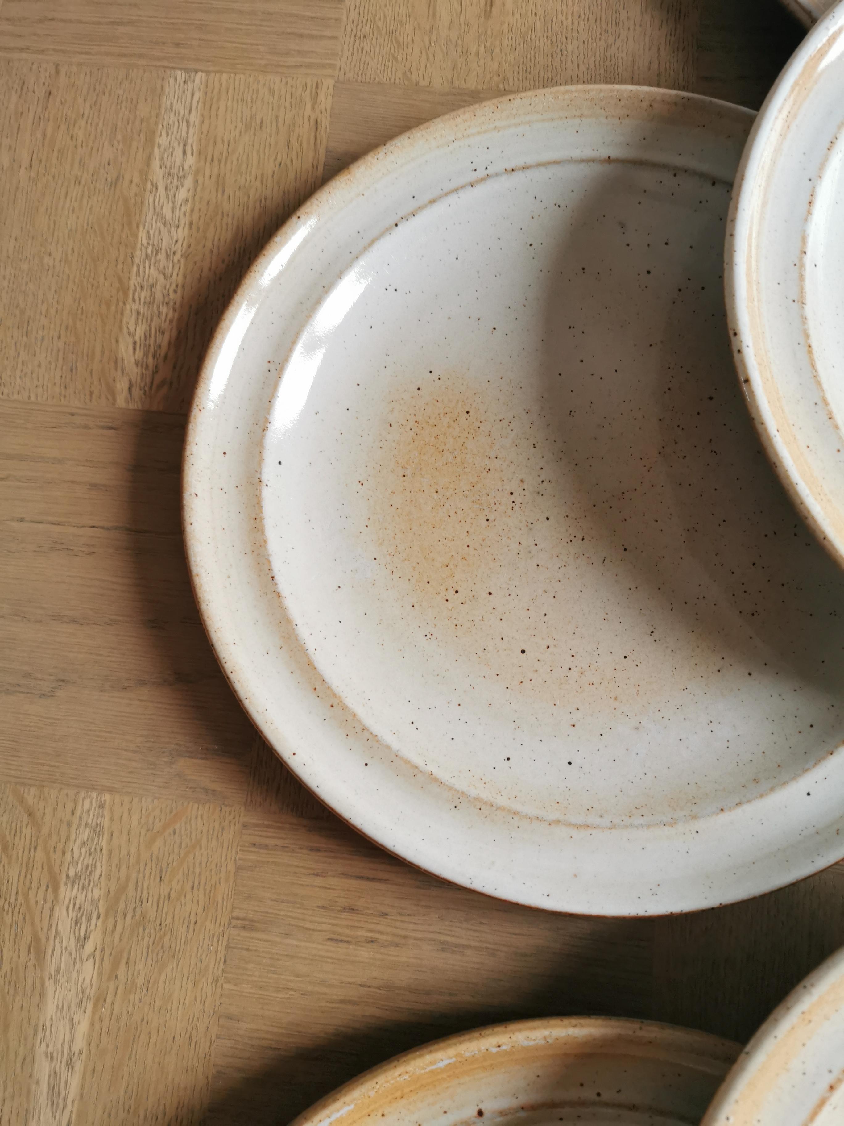 service of 7 vintage plates in Marais sandstone