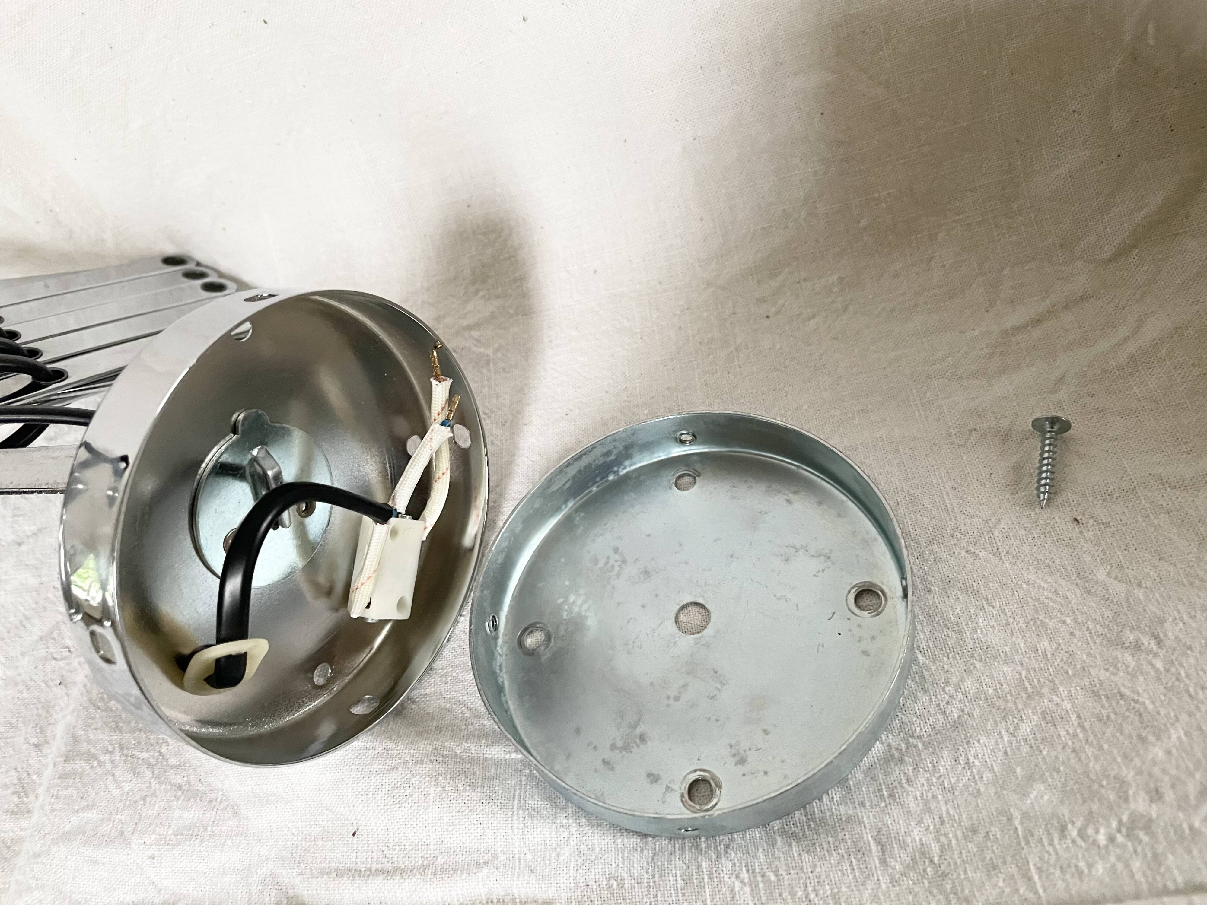 Vintage accordion wall light in chrome metal.