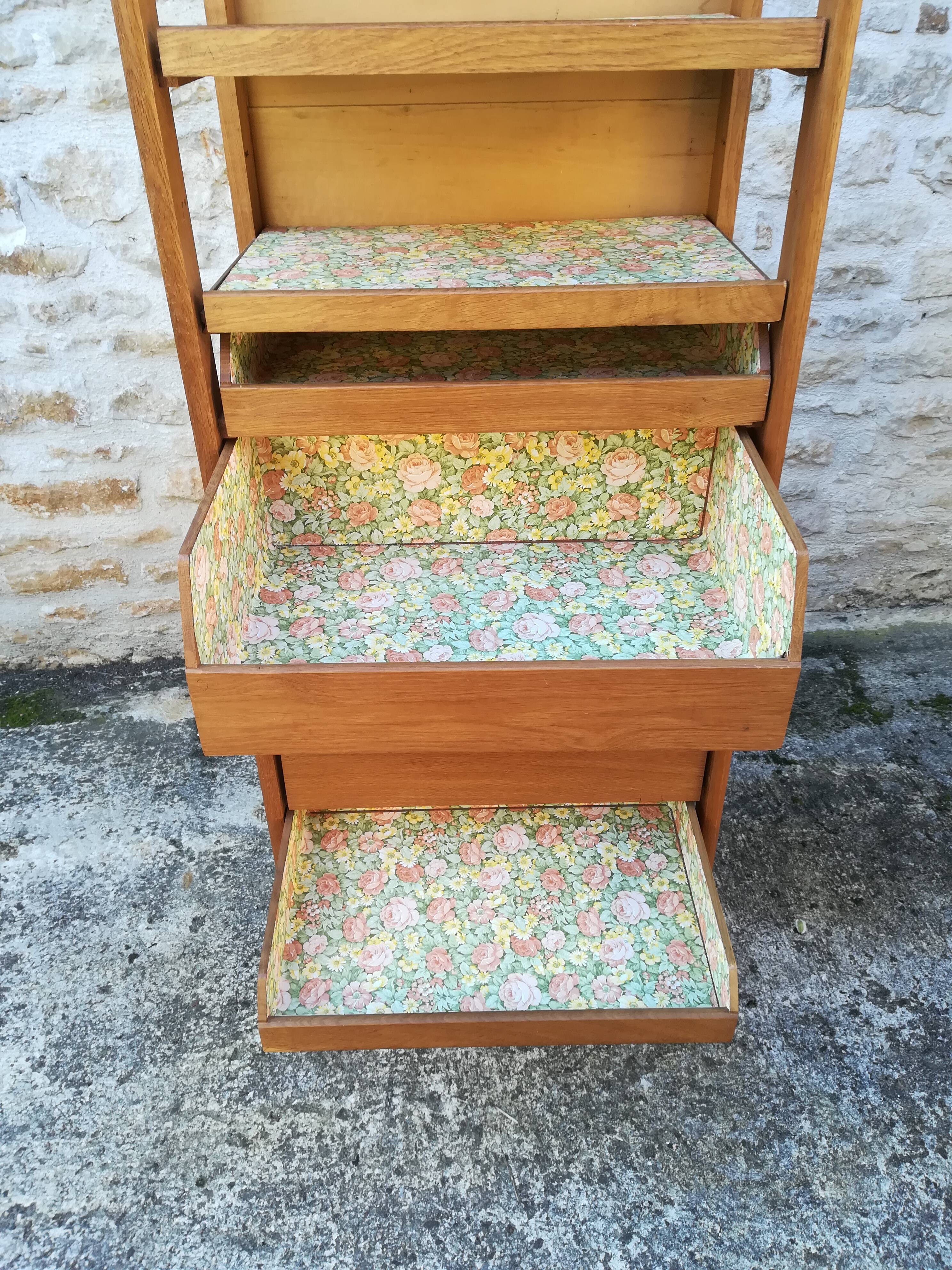 Craft furniture has drawers