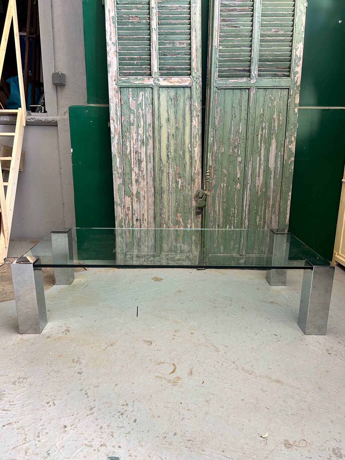 Table basse vintage moderniste en verre et chrome