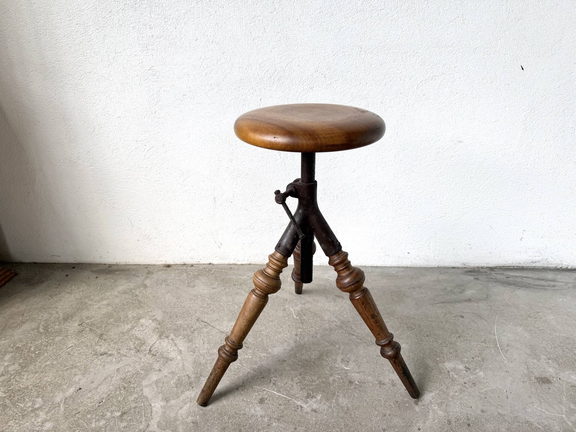 Tripod workshop stool in turned wood and cast iron — circa 1900
