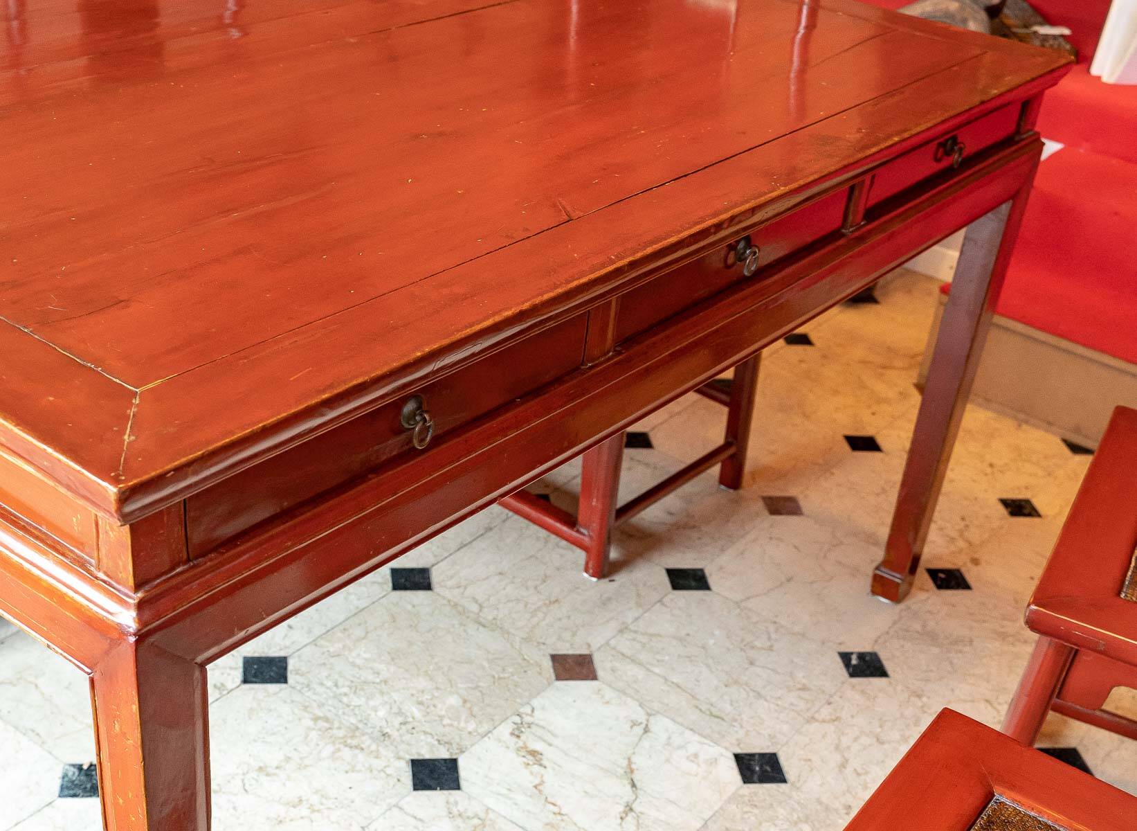 Set of 1 table + 6 antique Chinese chairs.