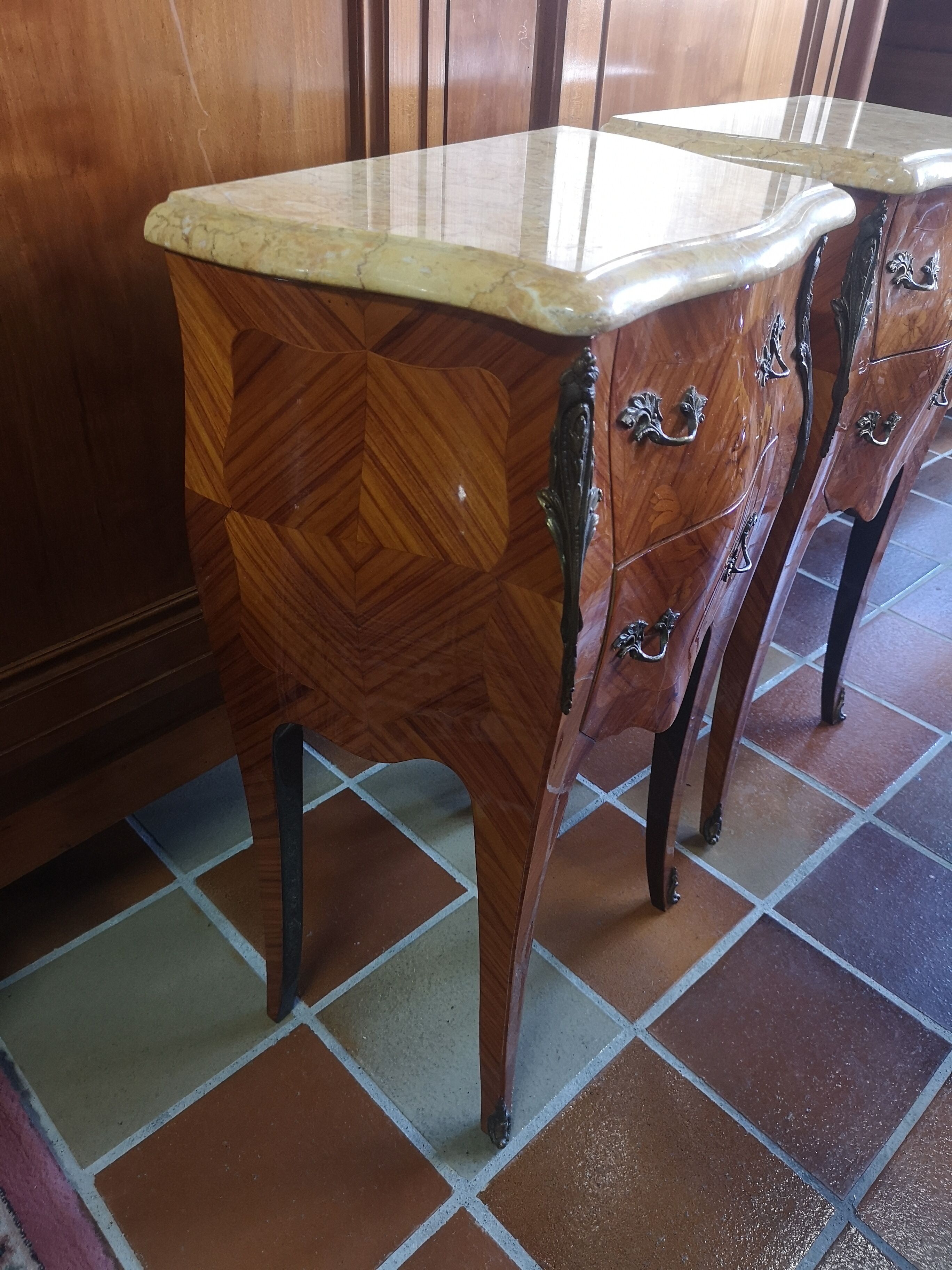 Paire de tables de nuit style Louis XV
