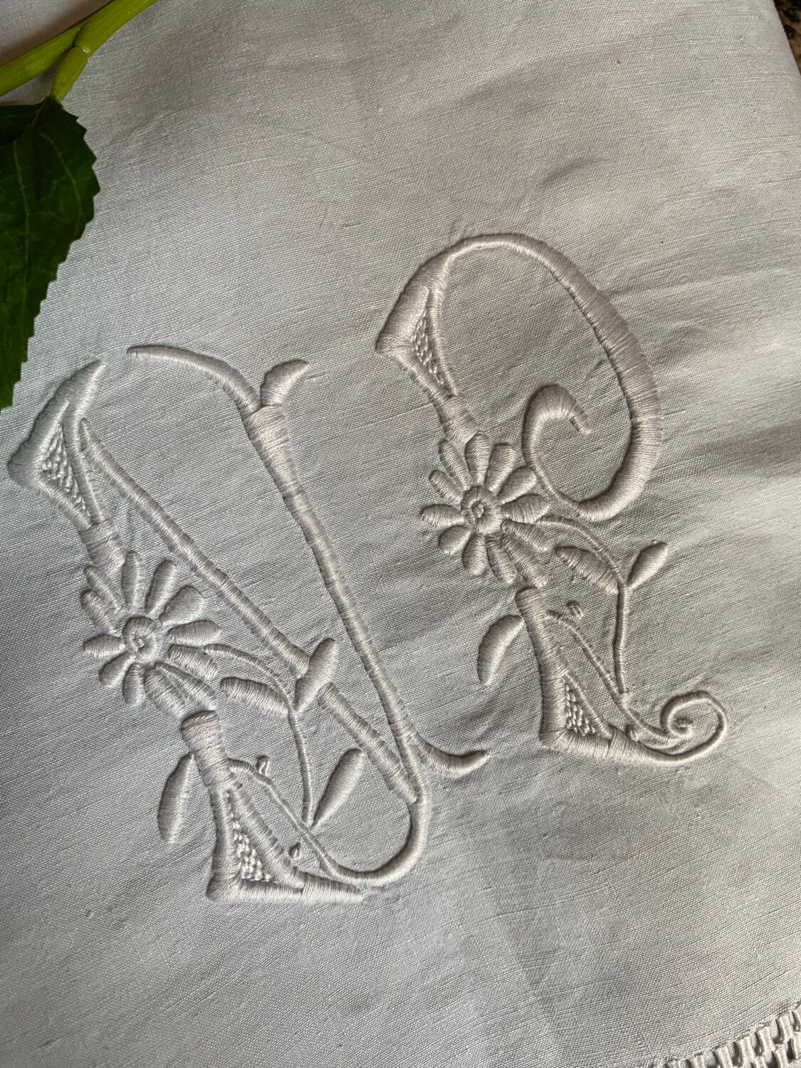 Drap ancien en fil de coton monogramme et brodé .