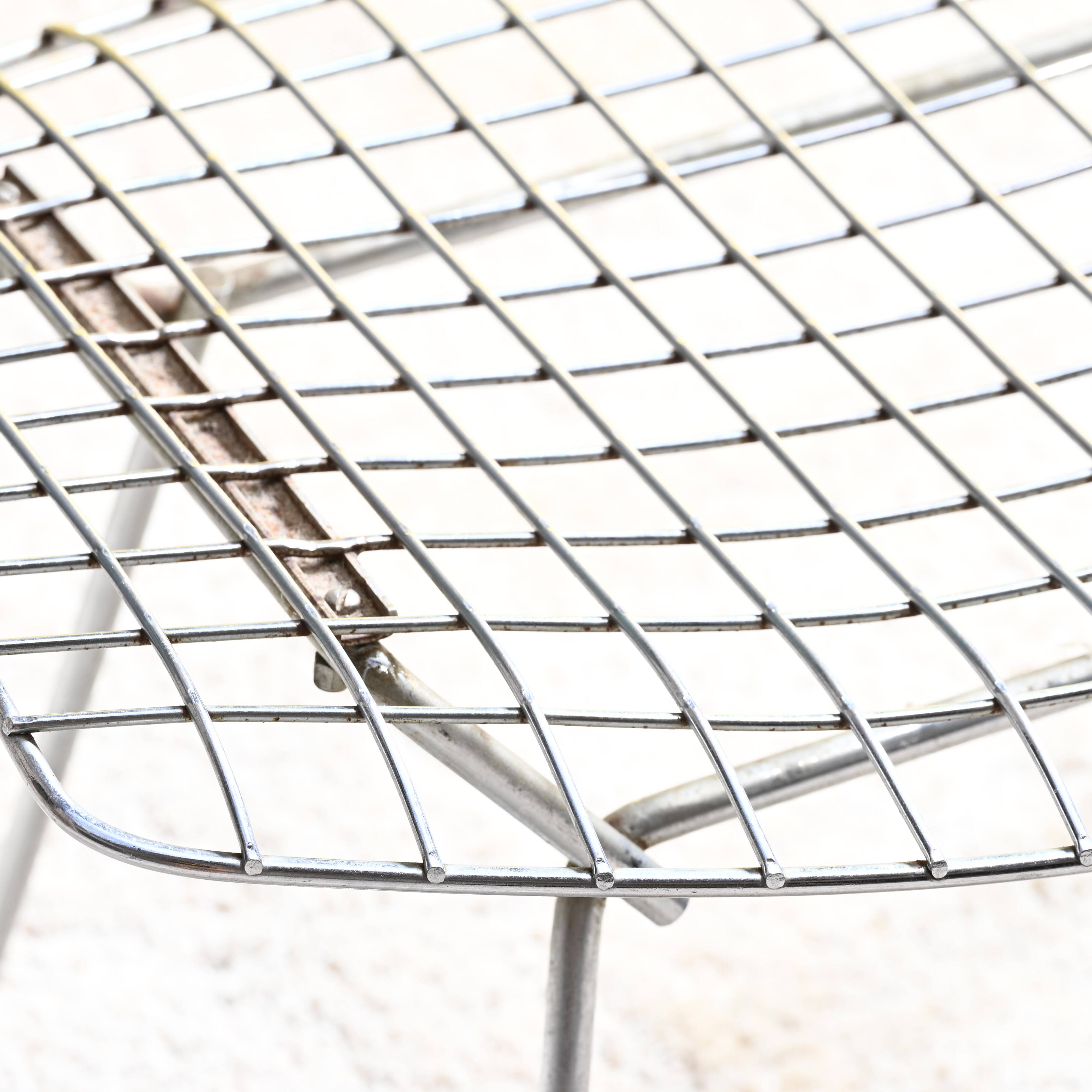 Vintage Diamond armchair with its ottoman.