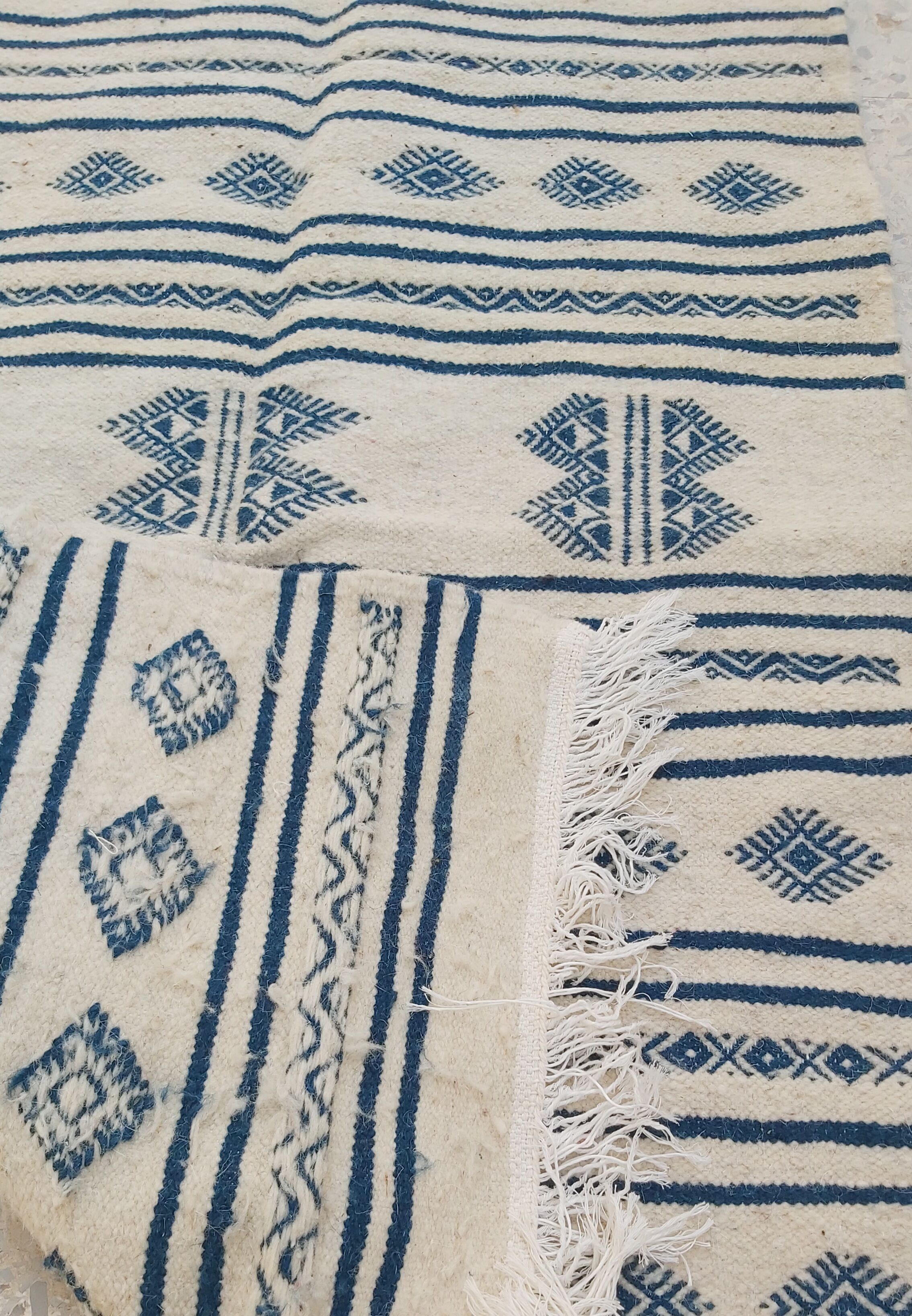 Hand-woven white and blue kilim carpet  75x125cm