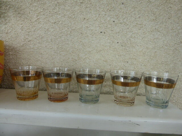 5 drinks a cocktail vintage 1950, edged gold and each Fund has a different color