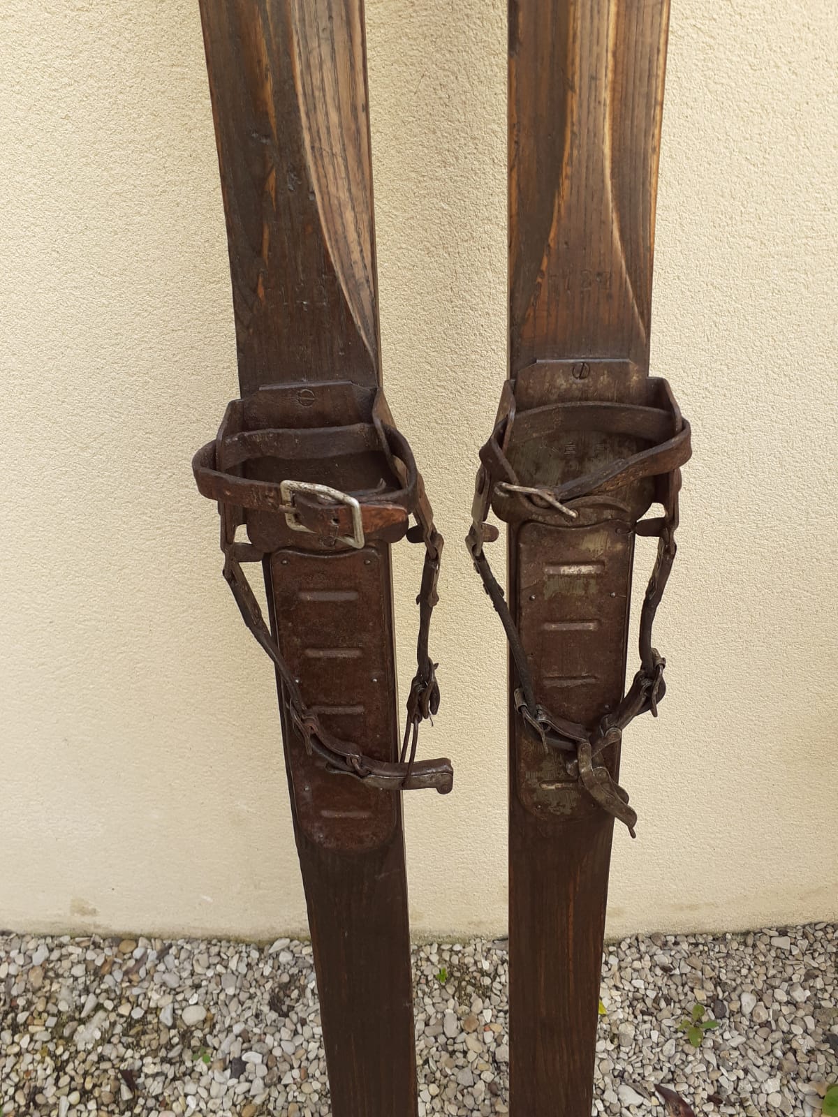 Ancienne paire de skis en bois