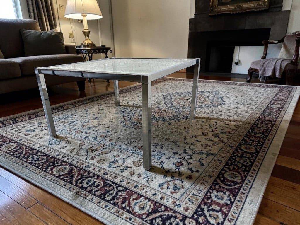 Table basse vintage chromée avec plateau en verre
