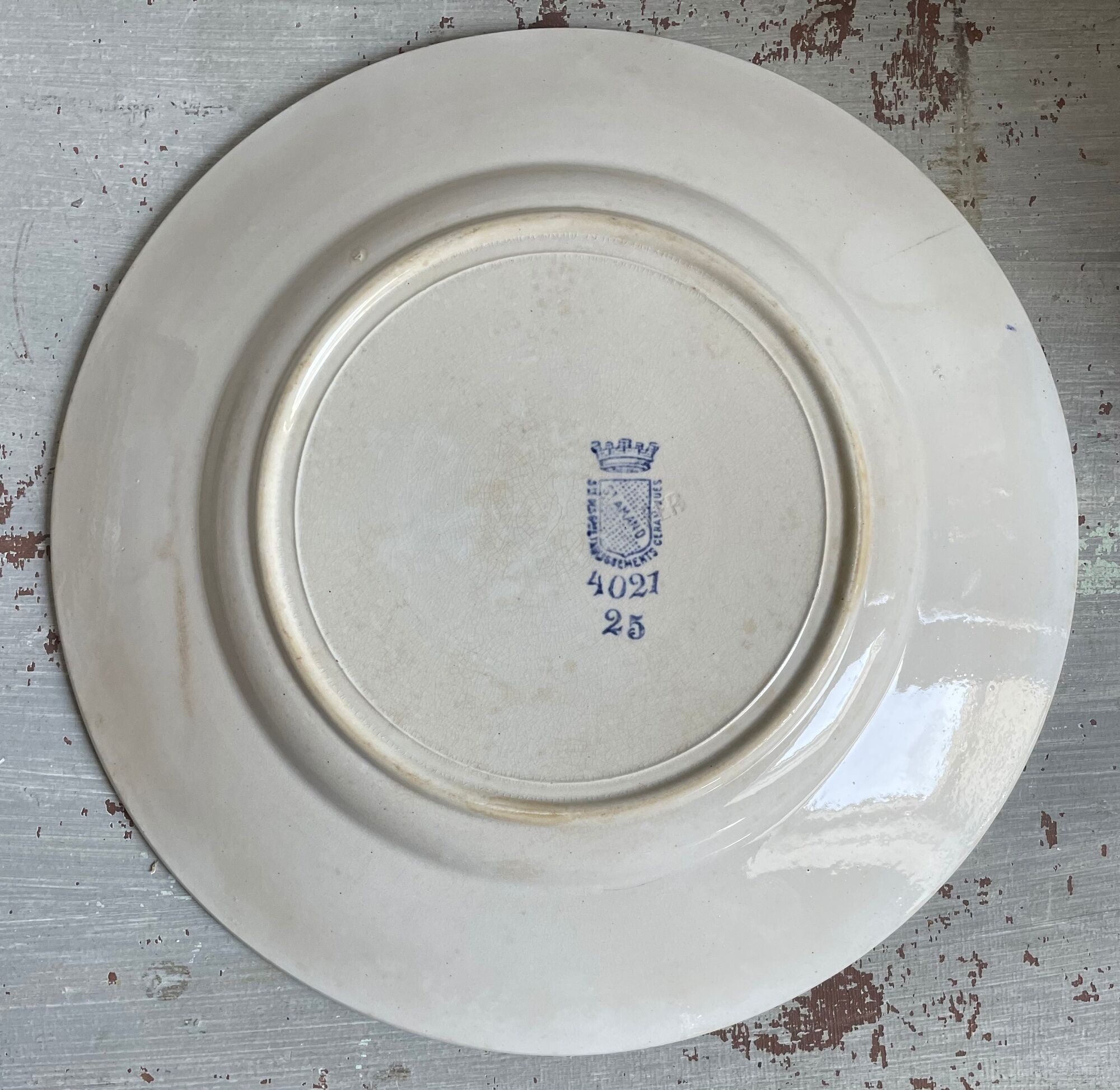 Set of numbered Terre de Fer St Amand plates (4 hollow and a flat plate)