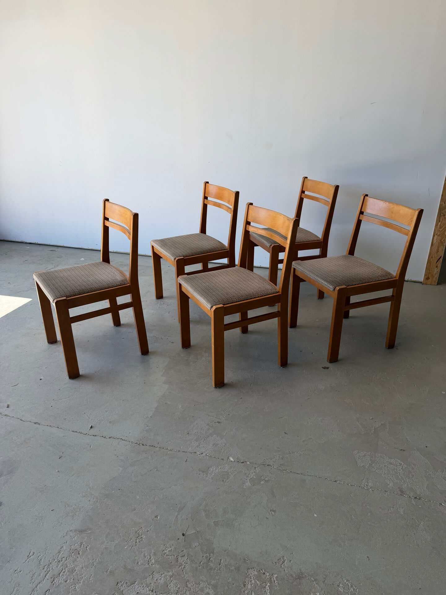 Série de 5 chaises design en orme massif vintage des années 80
