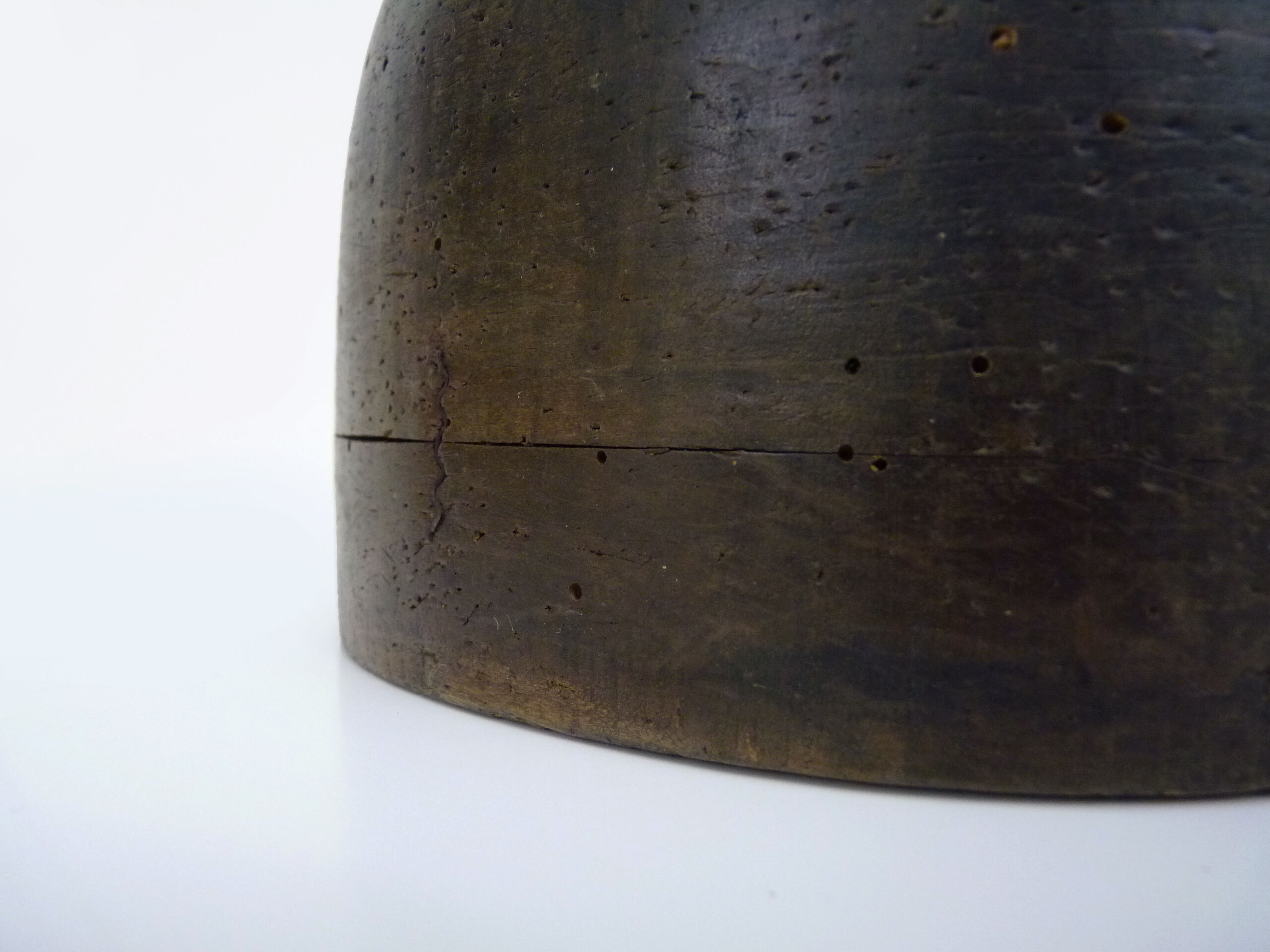 Old form with wooden hat, marotte, hat mold, year 30/40