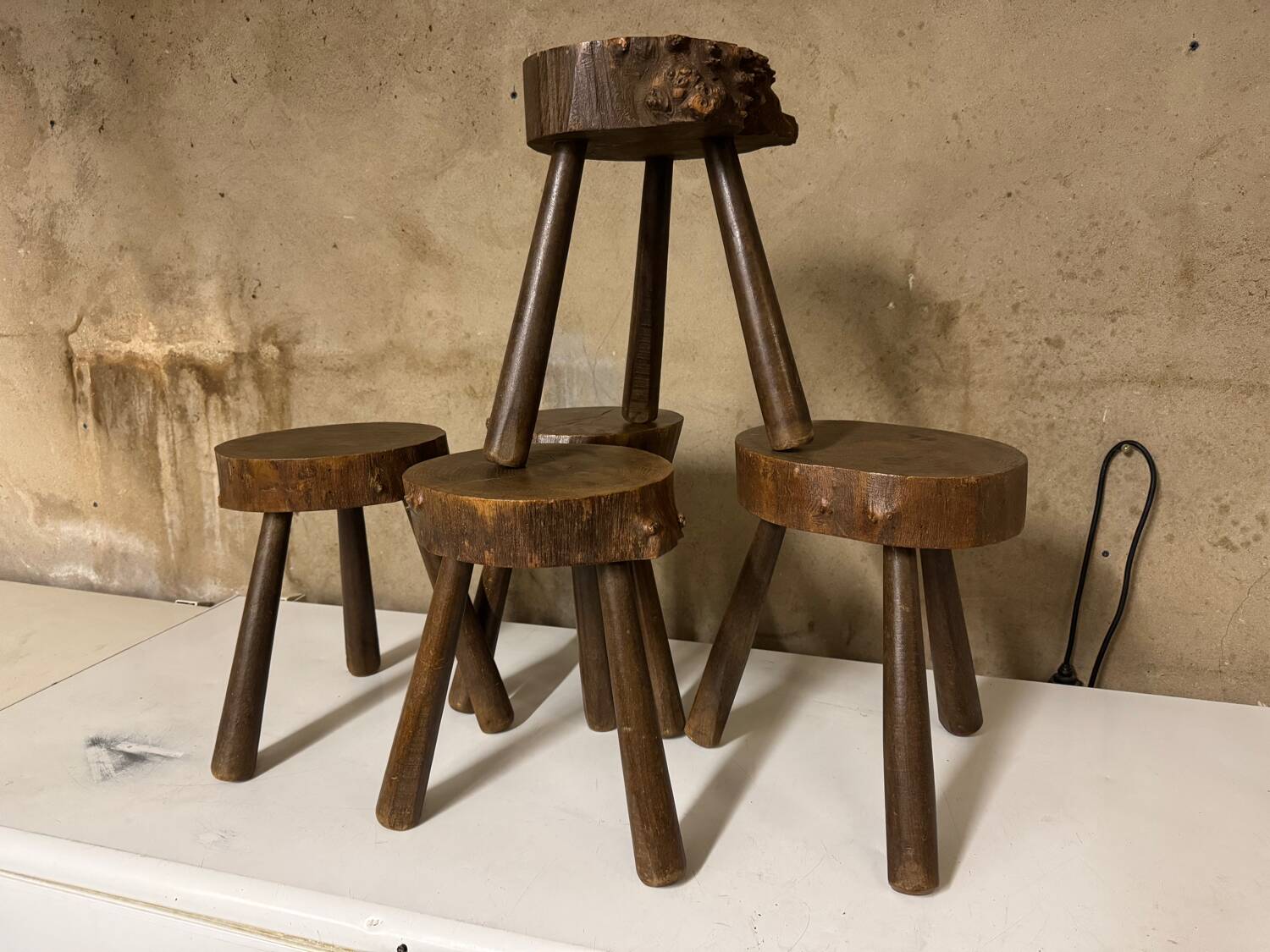 Tripodes Brutalistes lot de 5 (tabourets)