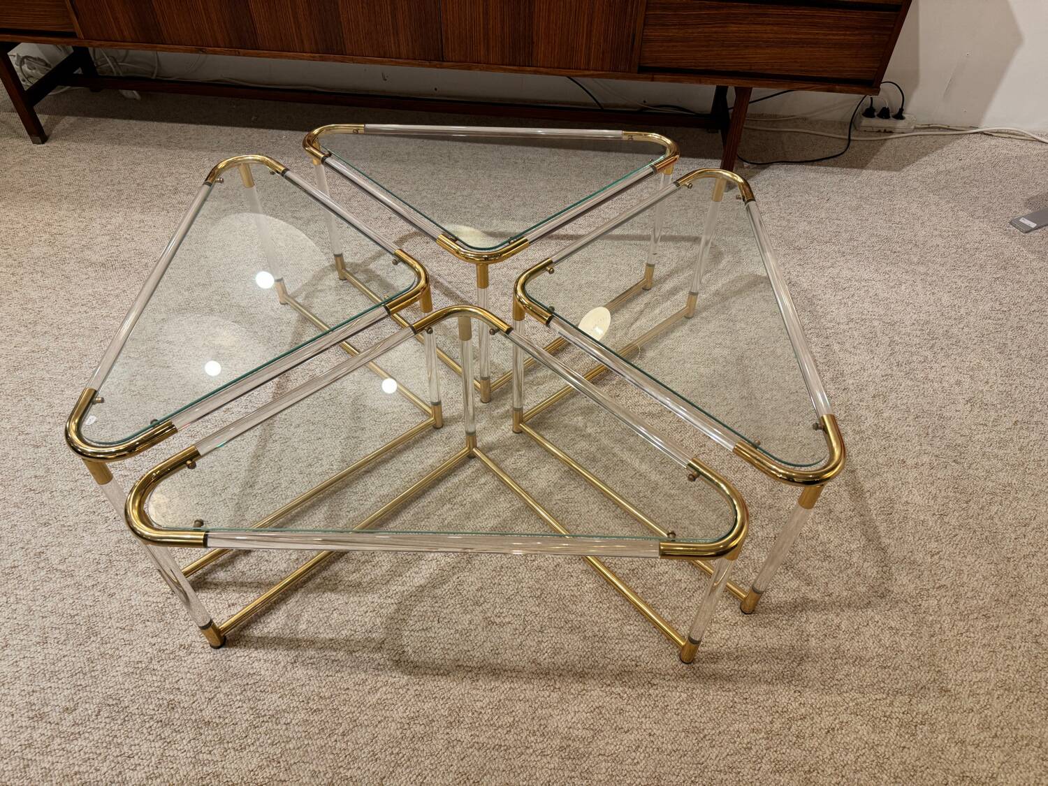 Coffee table and its 4 associated nesting tables in plexiglass and gold metal