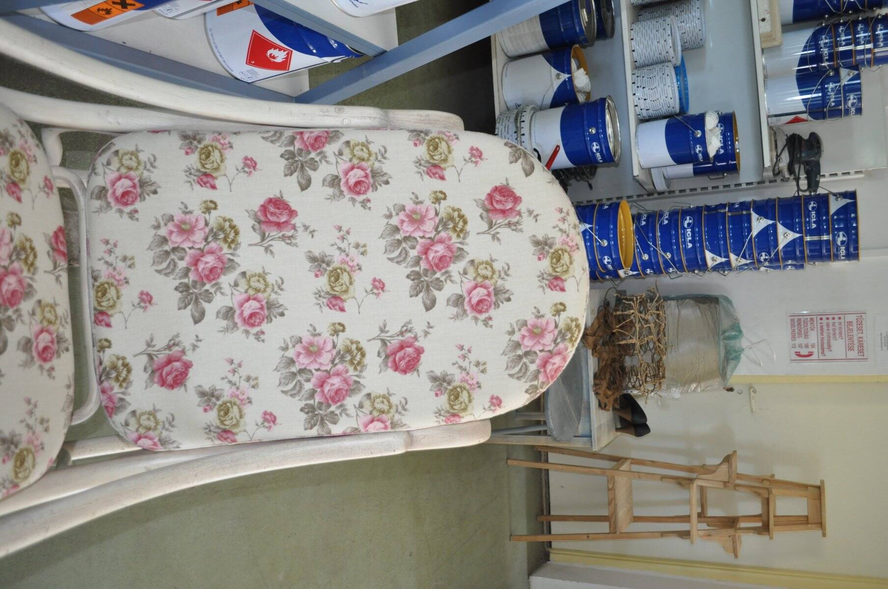 Thonet rocking chair in cream lacquered bentwood, pink floral fabric, period 1890-1919.