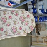 Thonet rocking chair in cream lacquered bentwood, pink floral fabric, period 1890-1919.