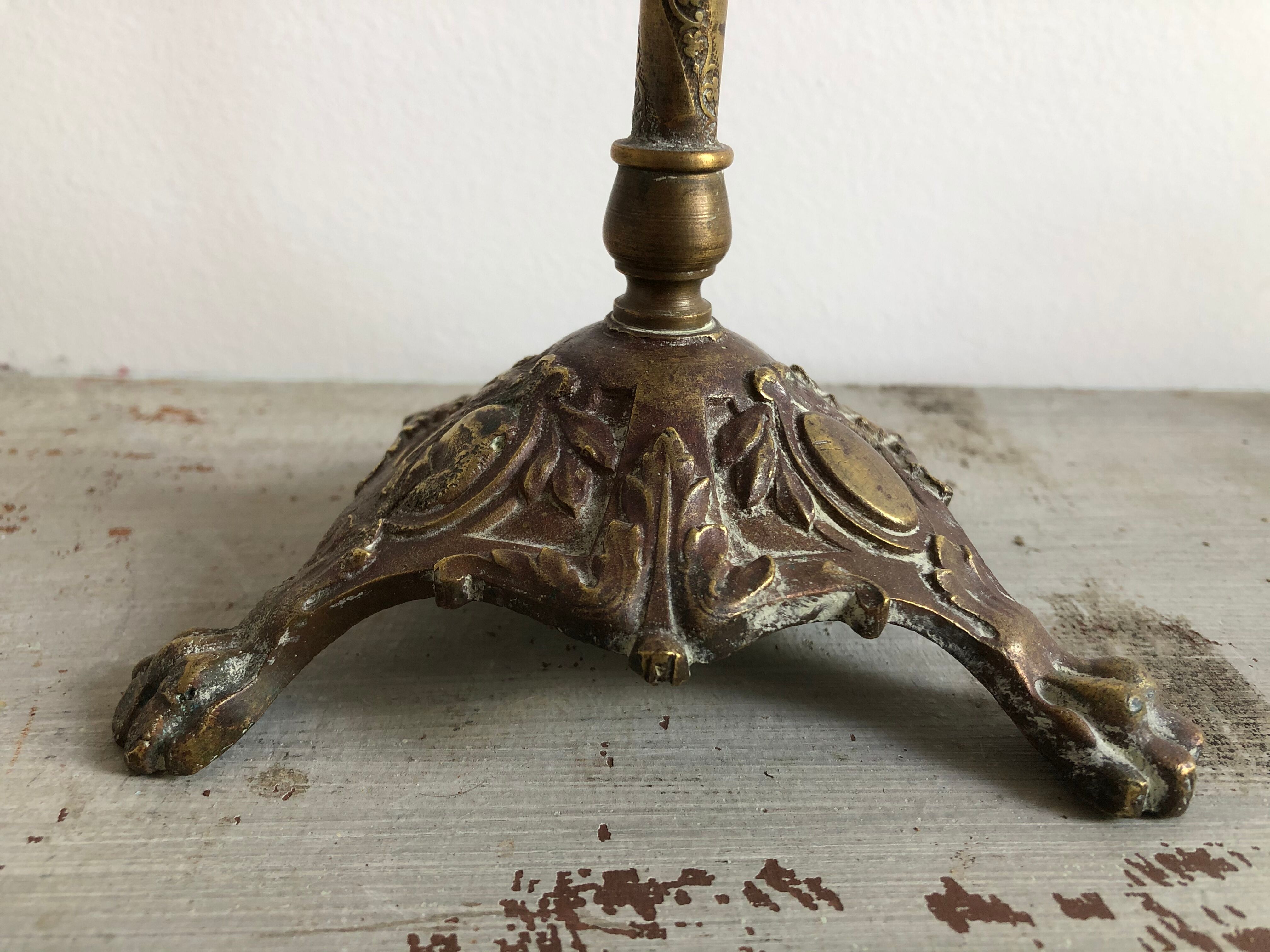 V.N Siegel Paris old hat-wearing display