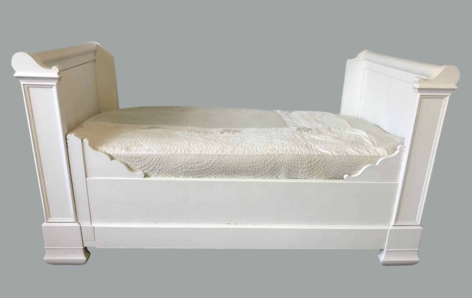 White lacquered solid wood sleigh bed