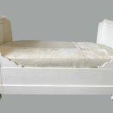 White lacquered solid wood sleigh bed
